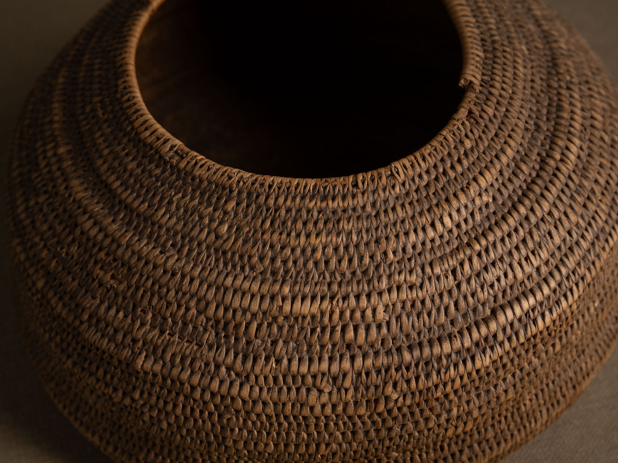 Rare panier en vannerie sami, Territoire Sami de Suède (Fin du XVIIIe / première partie du XIXe siècle)..Rare samii wickerwork vase from Swedish Sami territory (late 18th / first half of 19th century)