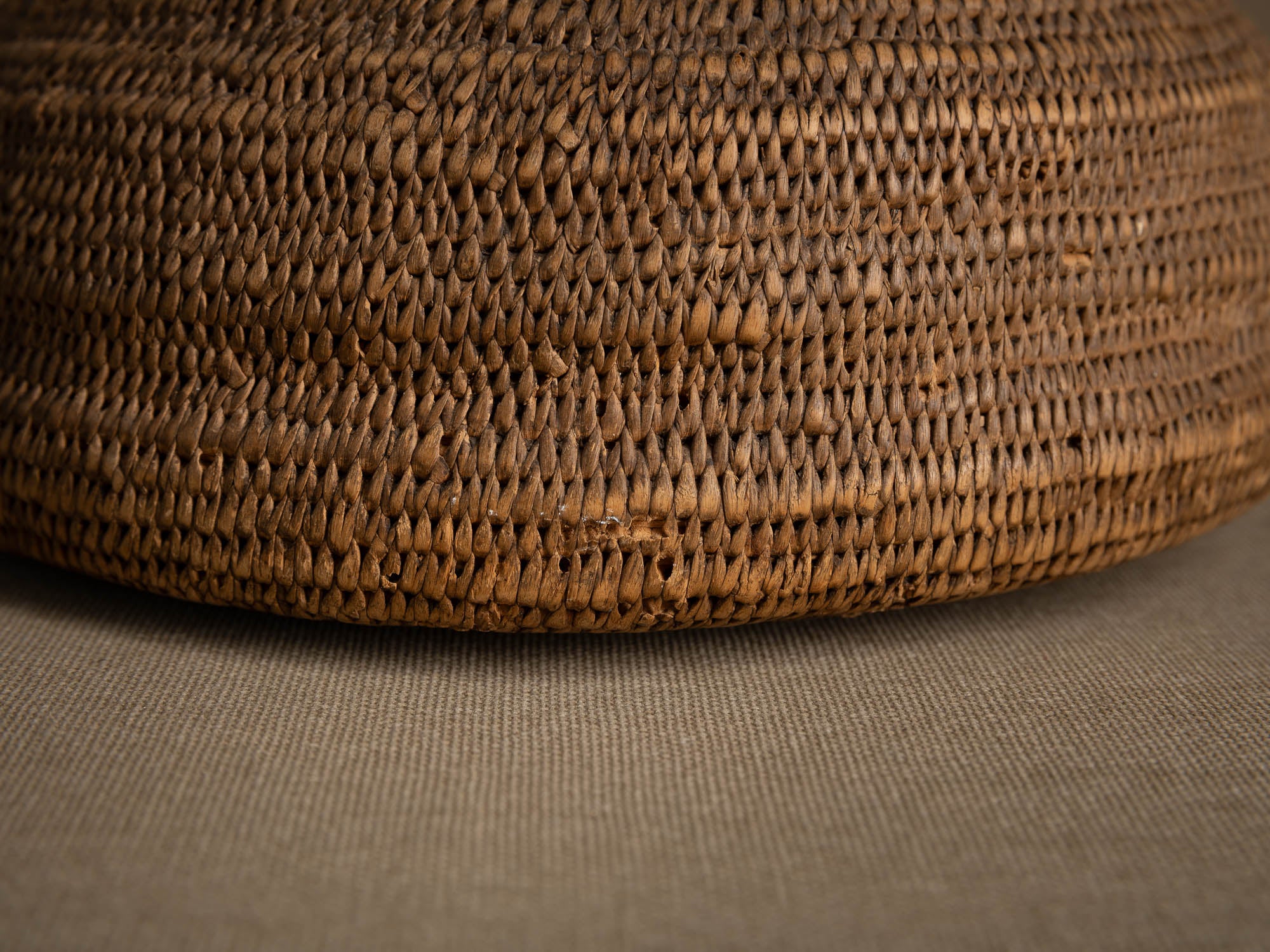 Rare panier en vannerie sami, Territoire Sami de Suède (Fin du XVIIIe / première partie du XIXe siècle)..Rare samii wickerwork vase from Swedish Sami territory (late 18th / first half of 19th century)