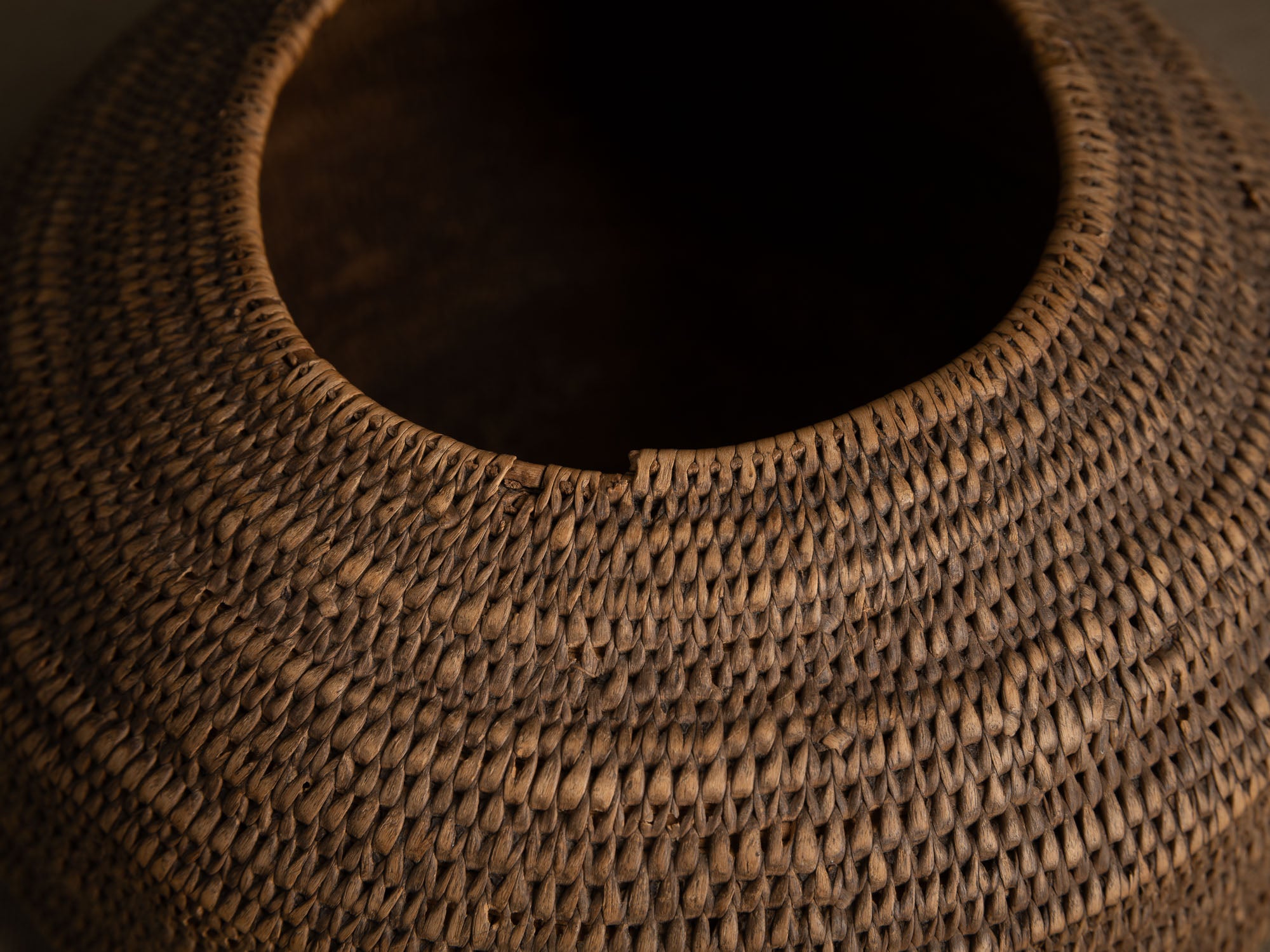 Rare panier en vannerie sami, Territoire Sami de Suède (Fin du XVIIIe / première partie du XIXe siècle)..Rare samii wickerwork vase from Swedish Sami territory (late 18th / first half of 19th century)