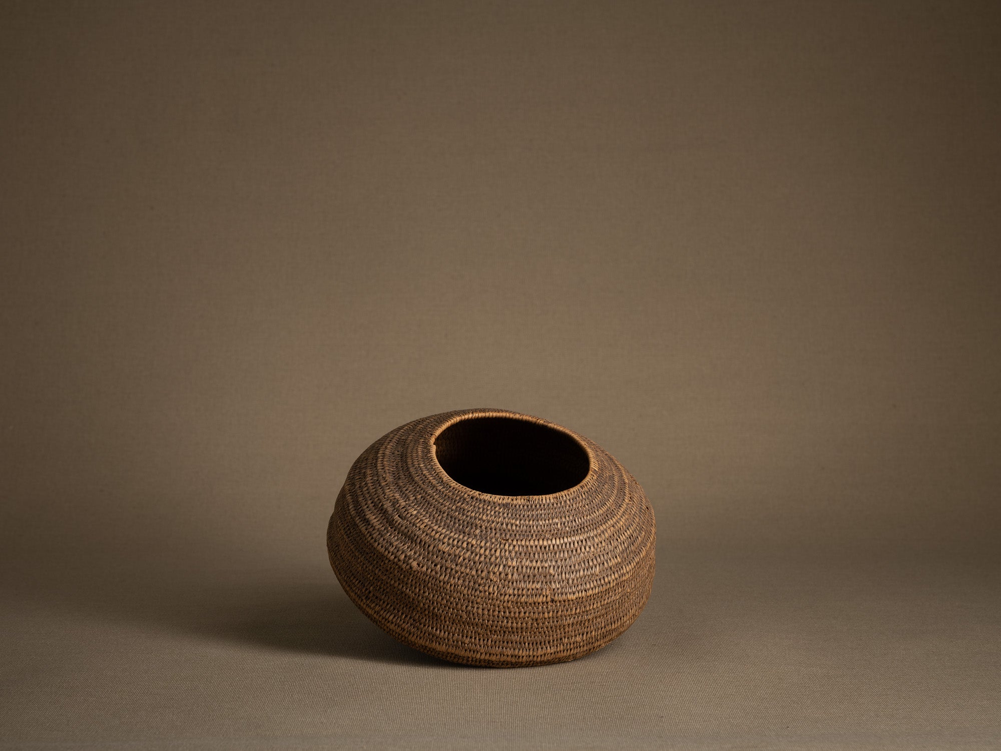 Rare panier en vannerie sami, Territoire Sami de Suède (Fin du XVIIIe / première partie du XIXe siècle)..Rare samii wickerwork vase from Swedish Sami territory (late 18th / first half of 19th century)