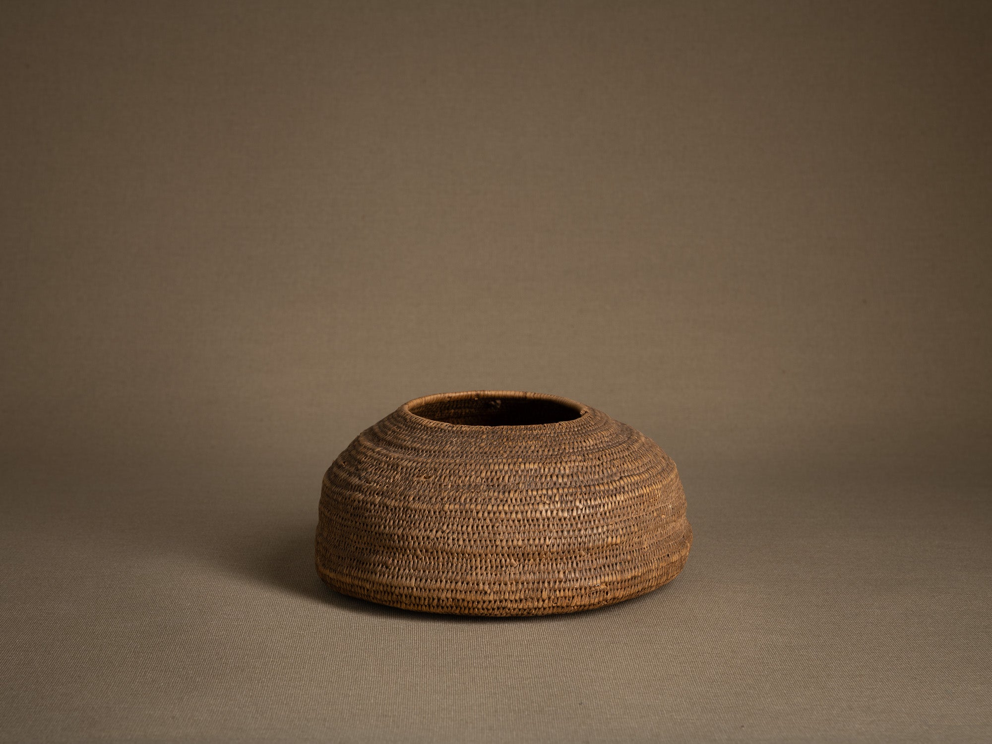 Rare panier en vannerie sami, Territoire Sami de Suède (Fin du XVIIIe / première partie du XIXe siècle)..Rare samii wickerwork vase from Swedish Sami territory (late 18th / first half of 19th century)