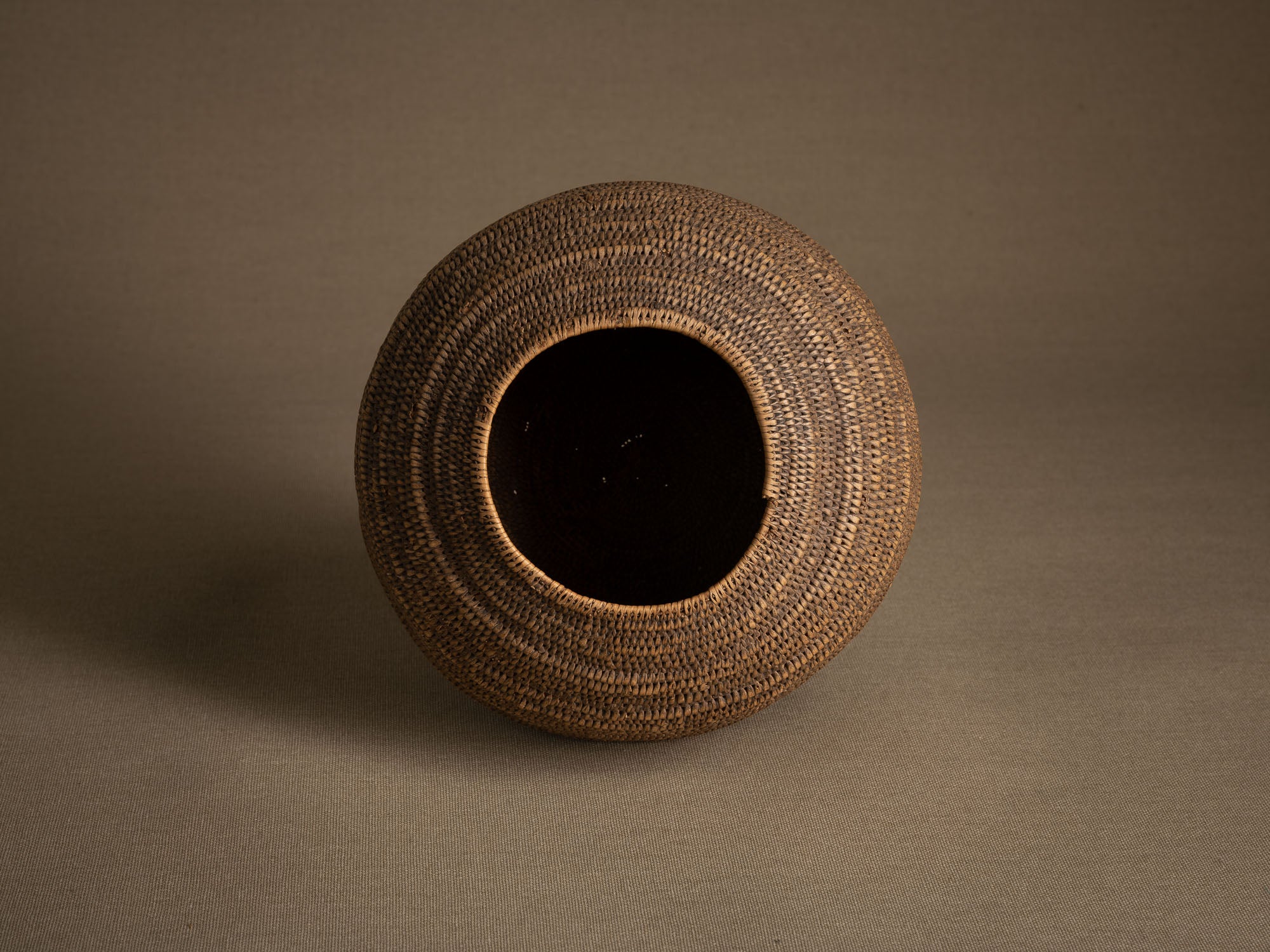 Rare panier en vannerie sami, Territoire Sami de Suède (Fin du XVIIIe / première partie du XIXe siècle)..Rare samii wickerwork vase from Swedish Sami territory (late 18th / first half of 19th century)