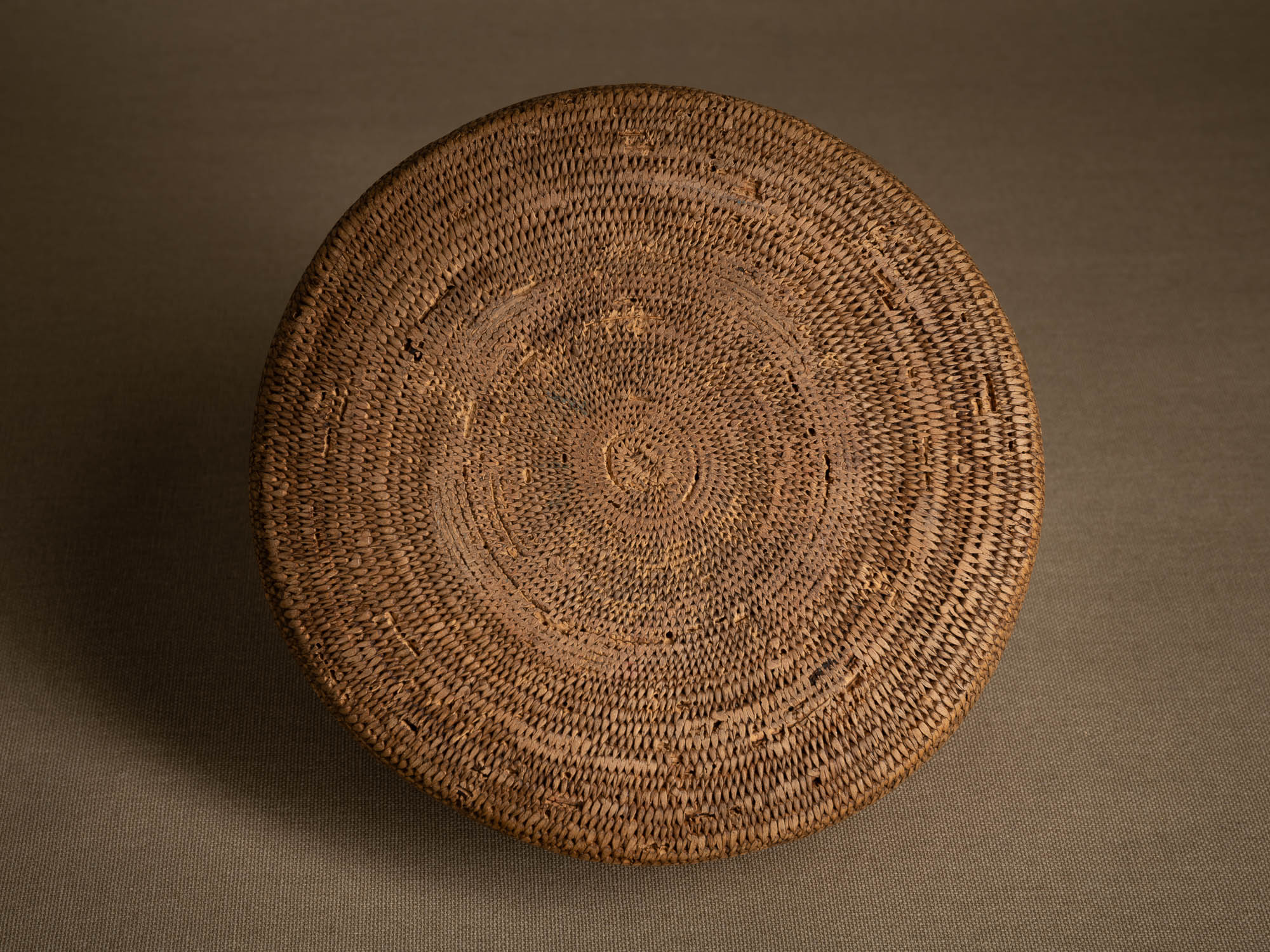 Rare panier en vannerie sami, Territoire Sami de Suède (Fin du XVIIIe / première partie du XIXe siècle)..Rare samii wickerwork vase from Swedish Sami territory (late 18th / first half of 19th century)