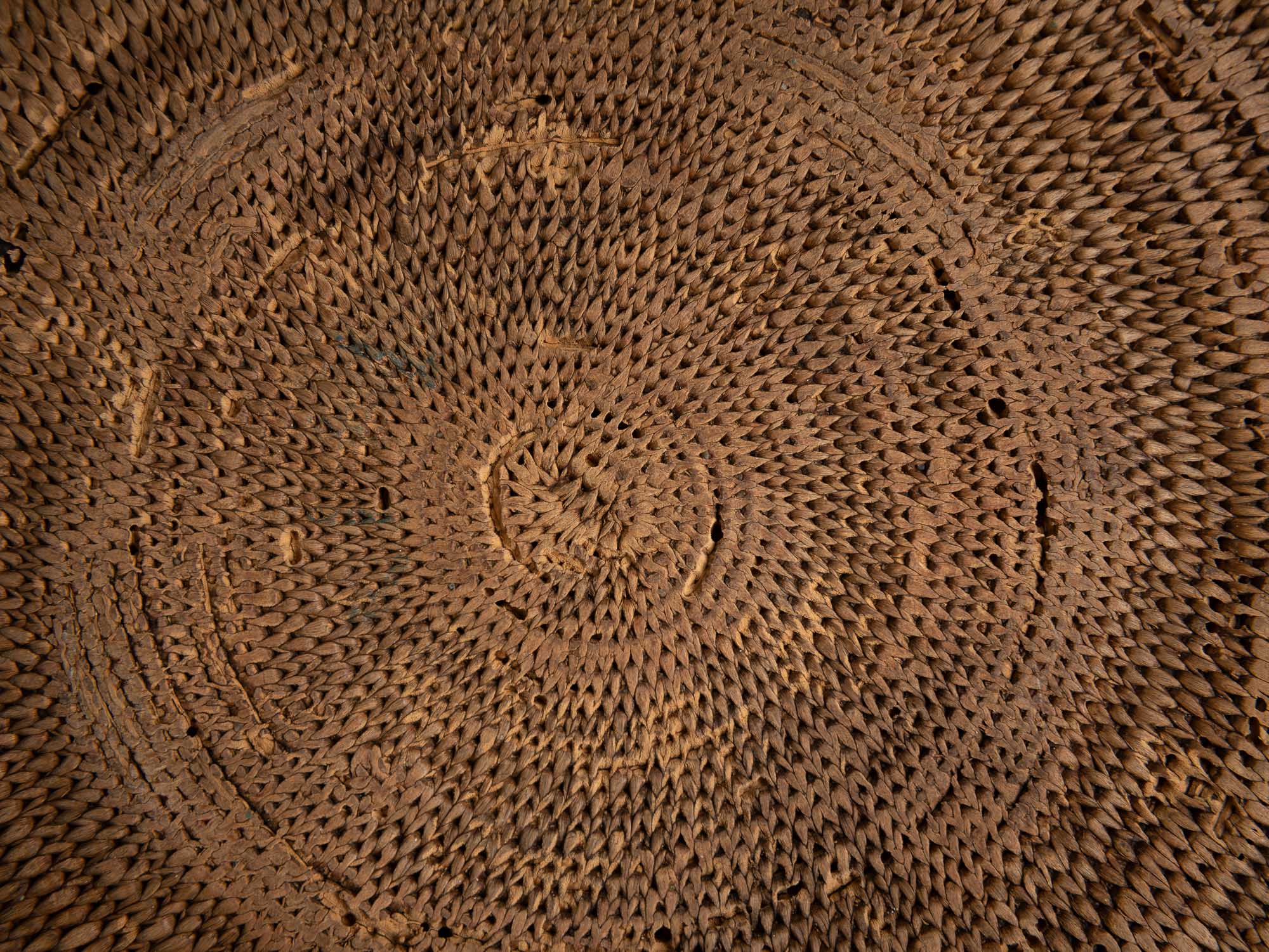 Rare panier en vannerie sami, Territoire Sami de Suède (Fin du XVIIIe / première partie du XIXe siècle)..Rare samii wickerwork vase from Swedish Sami territory (late 18th / first half of 19th century)