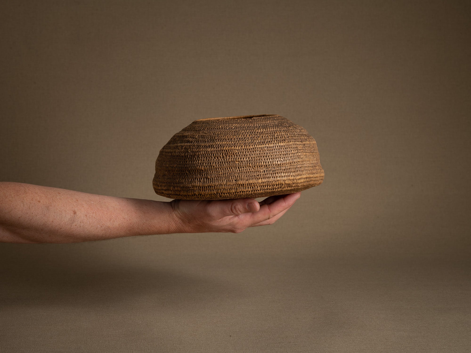 Rare panier en vannerie sami, Territoire Sami de Suède (Fin du XVIIIe / première partie du XIXe siècle)..Rare samii wickerwork vase from Swedish Sami territory (late 18th / first half of 19th century)