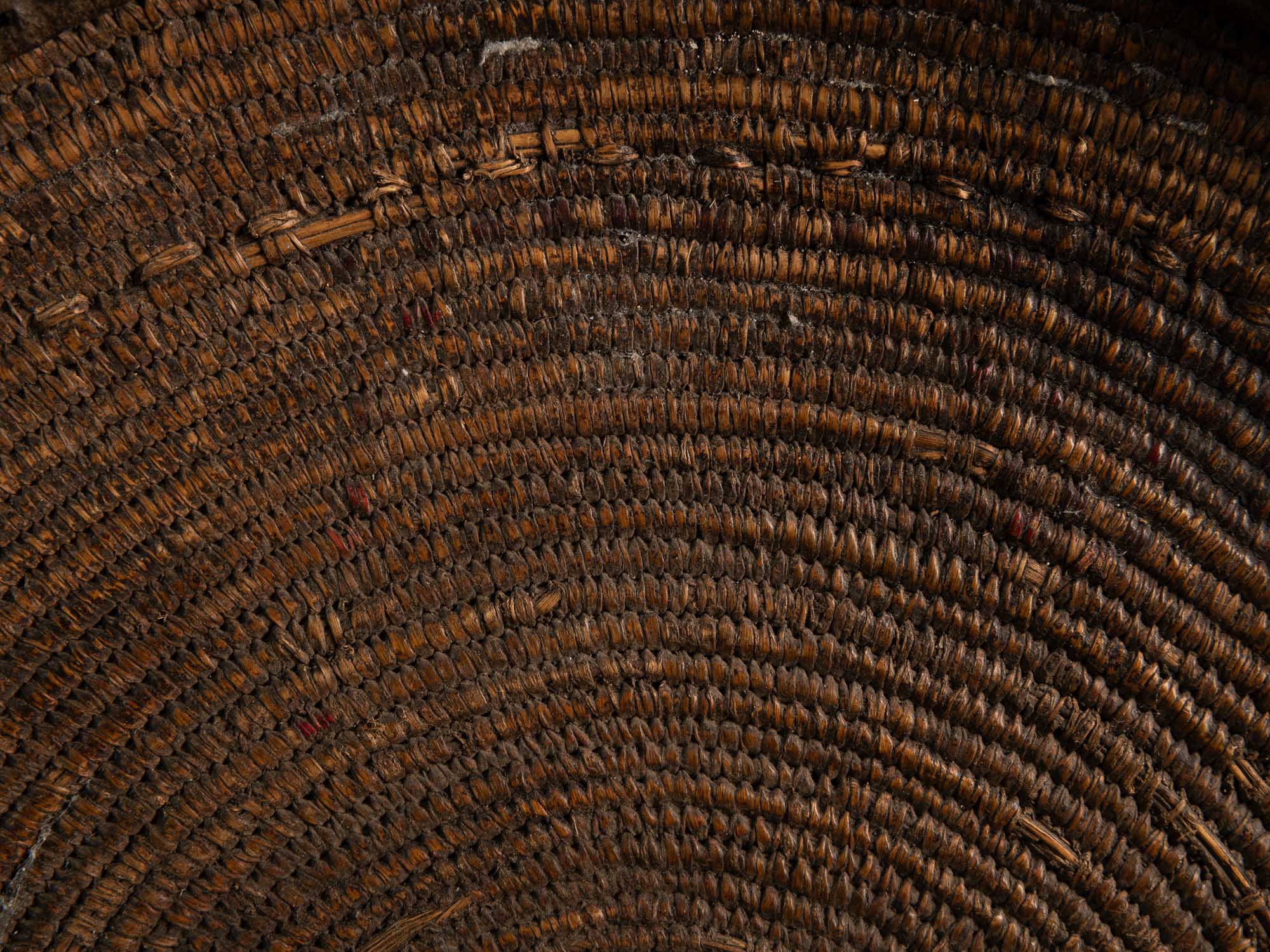 Panier Teda "Kayïgga" en fibres végétales et cuir, Sahara (XXe siècle)..Teda "Kayïgga" basket in plant fibers and leather, Sahara (20th century)