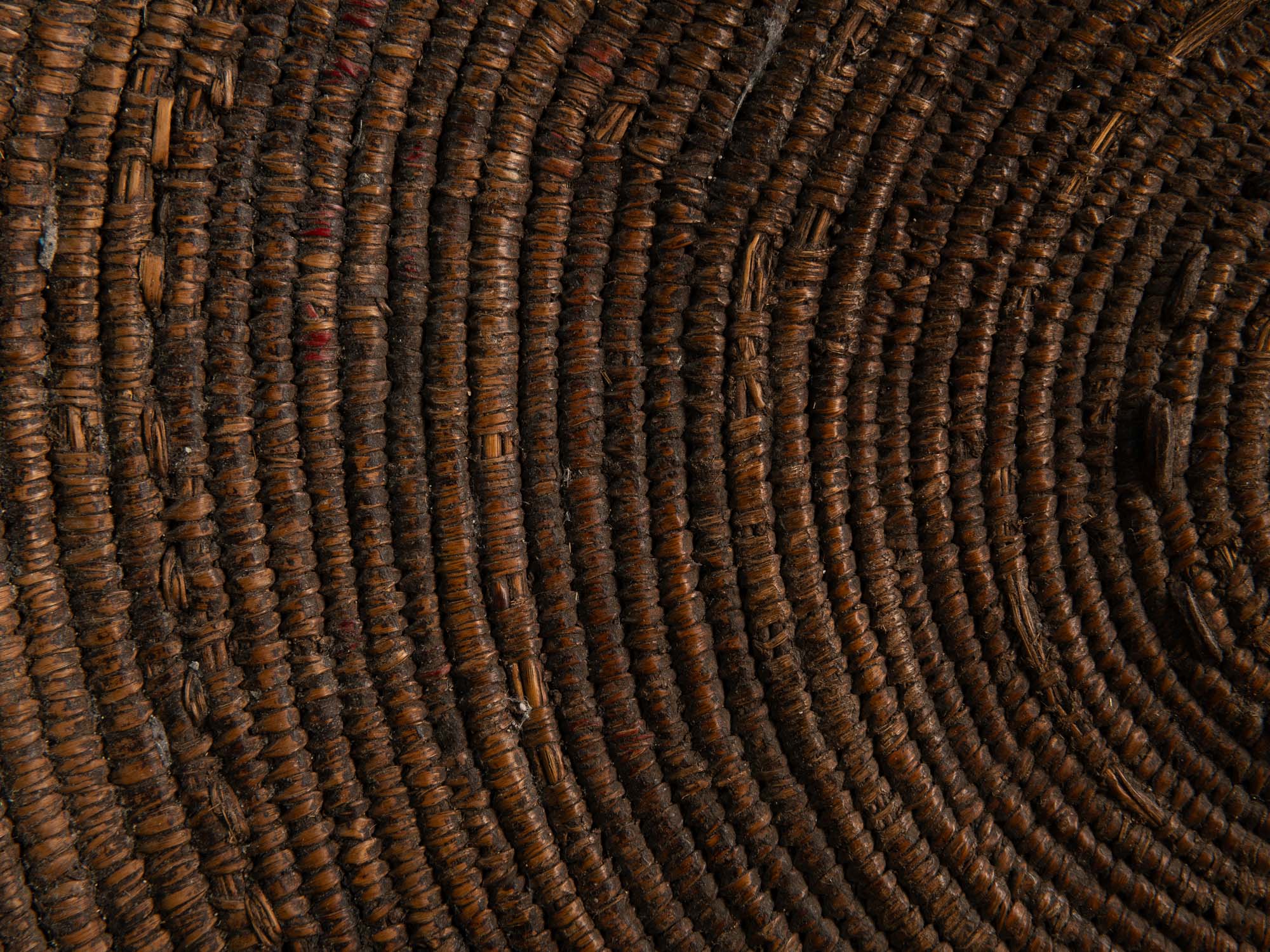 Panier Teda "Kayïgga" en fibres végétales et cuir, Sahara (XXe siècle)..Teda "Kayïgga" basket in plant fibers and leather, Sahara (20th century)