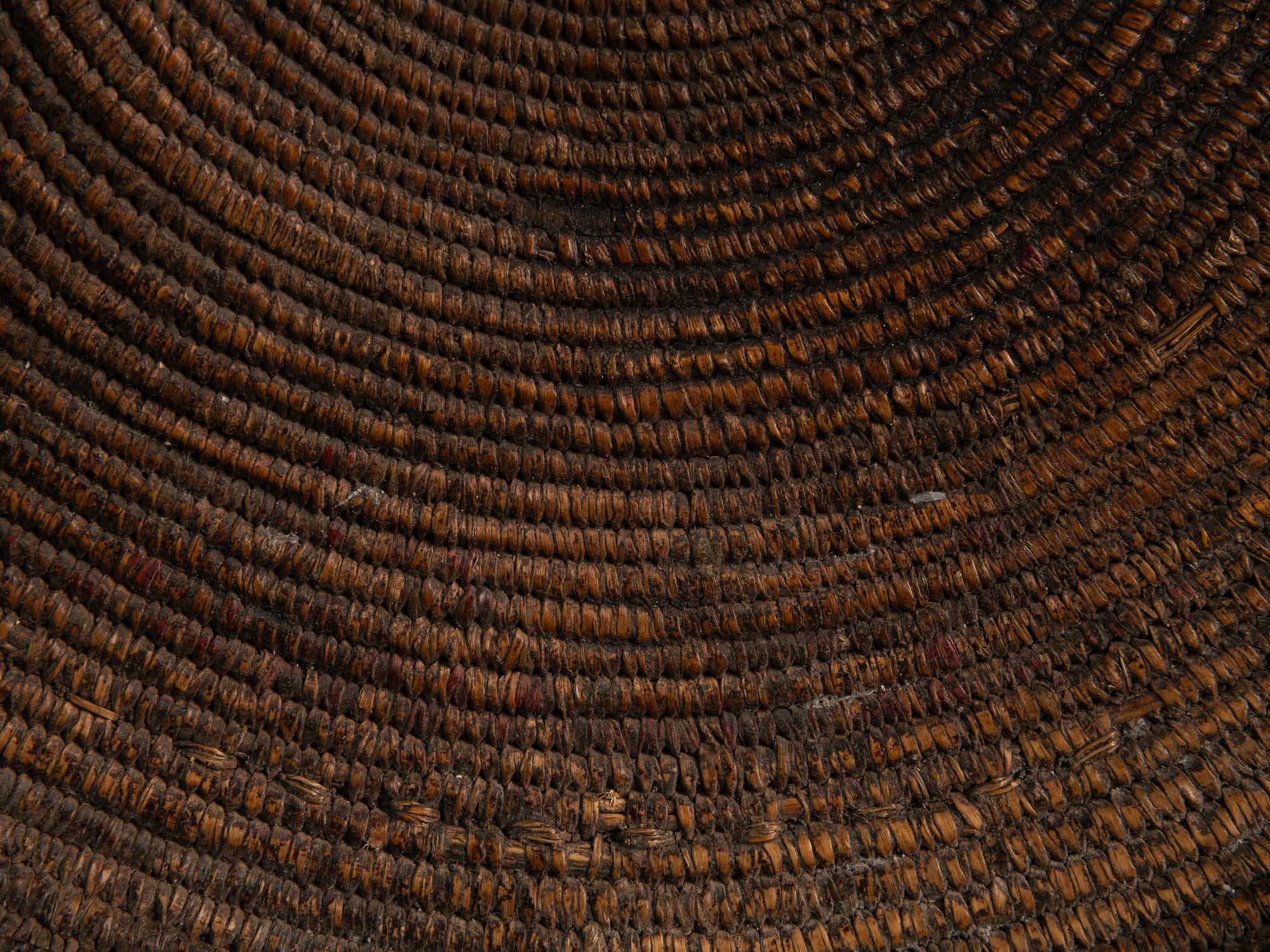 Panier Teda "Kayïgga" en fibres végétales et cuir, Sahara (XXe siècle)..Teda "Kayïgga" basket in plant fibers and leather, Sahara (20th century)