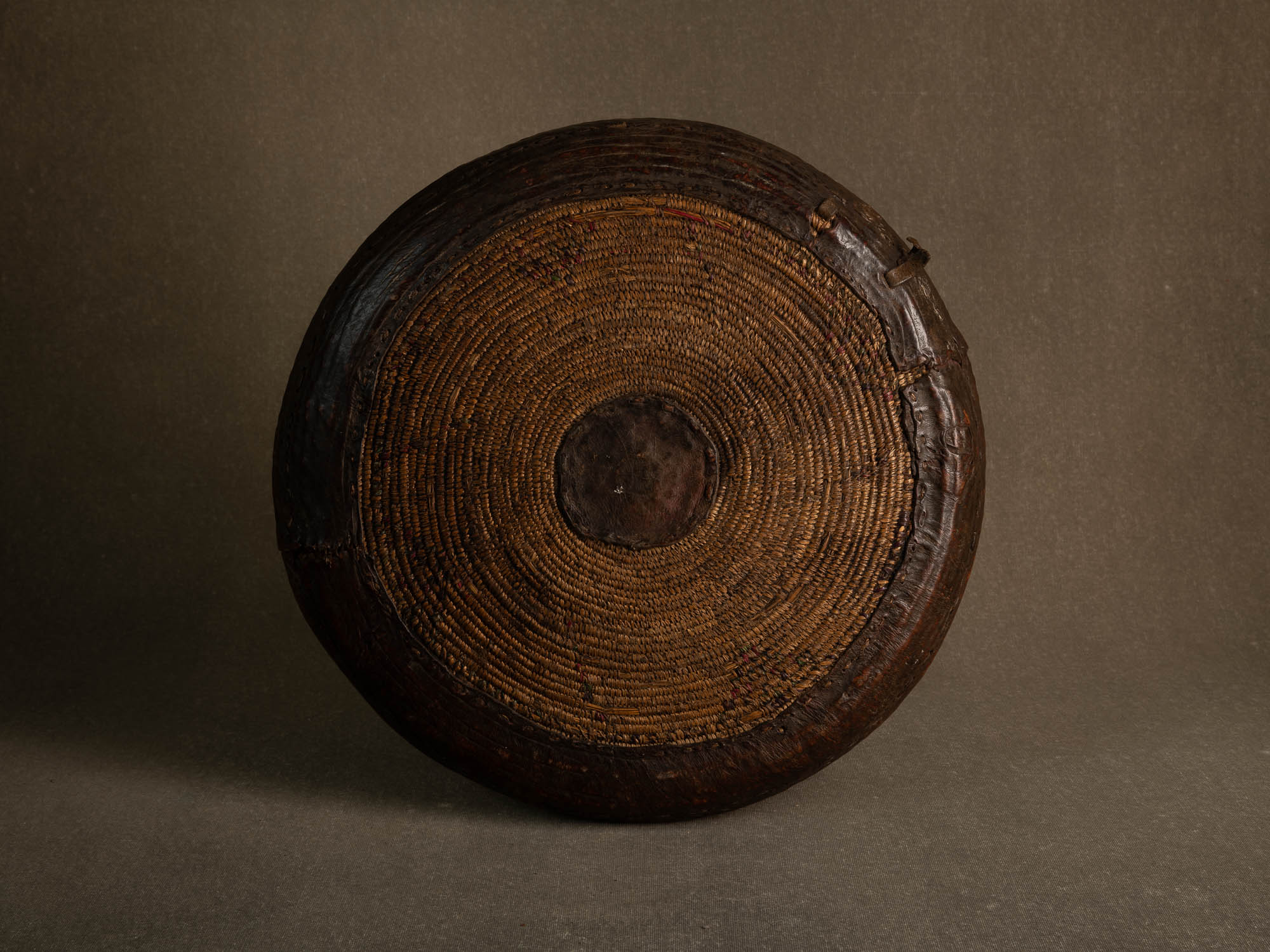 Panier Teda "Kayïgga" en fibres végétales et cuir, Sahara (XXe siècle)..Teda "Kayïgga" basket in plant fibers and leather, Sahara (20th century)