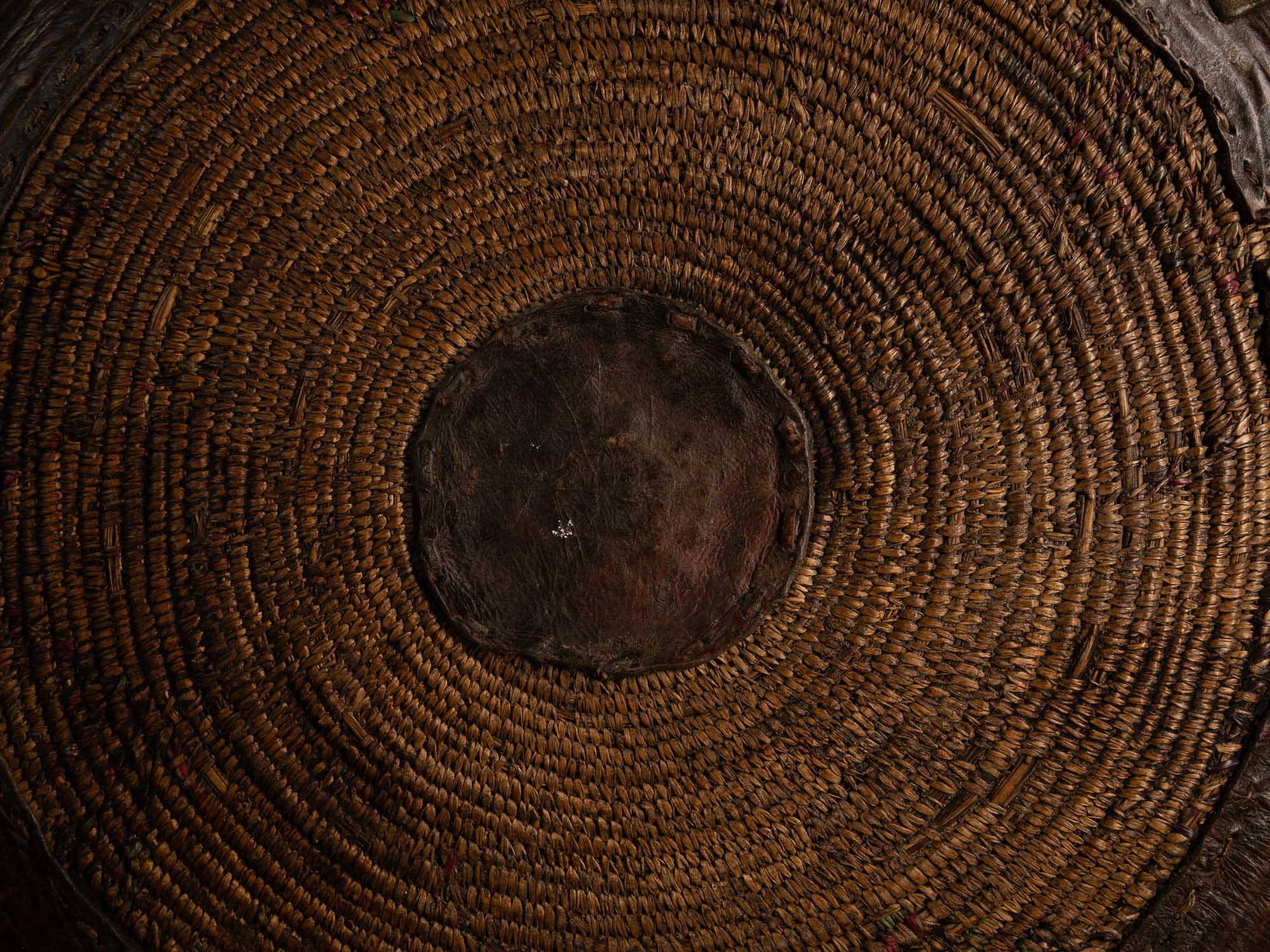 Panier Teda "Kayïgga" en fibres végétales et cuir, Sahara (XXe siècle)..Teda "Kayïgga" basket in plant fibers and leather, Sahara (20th century)