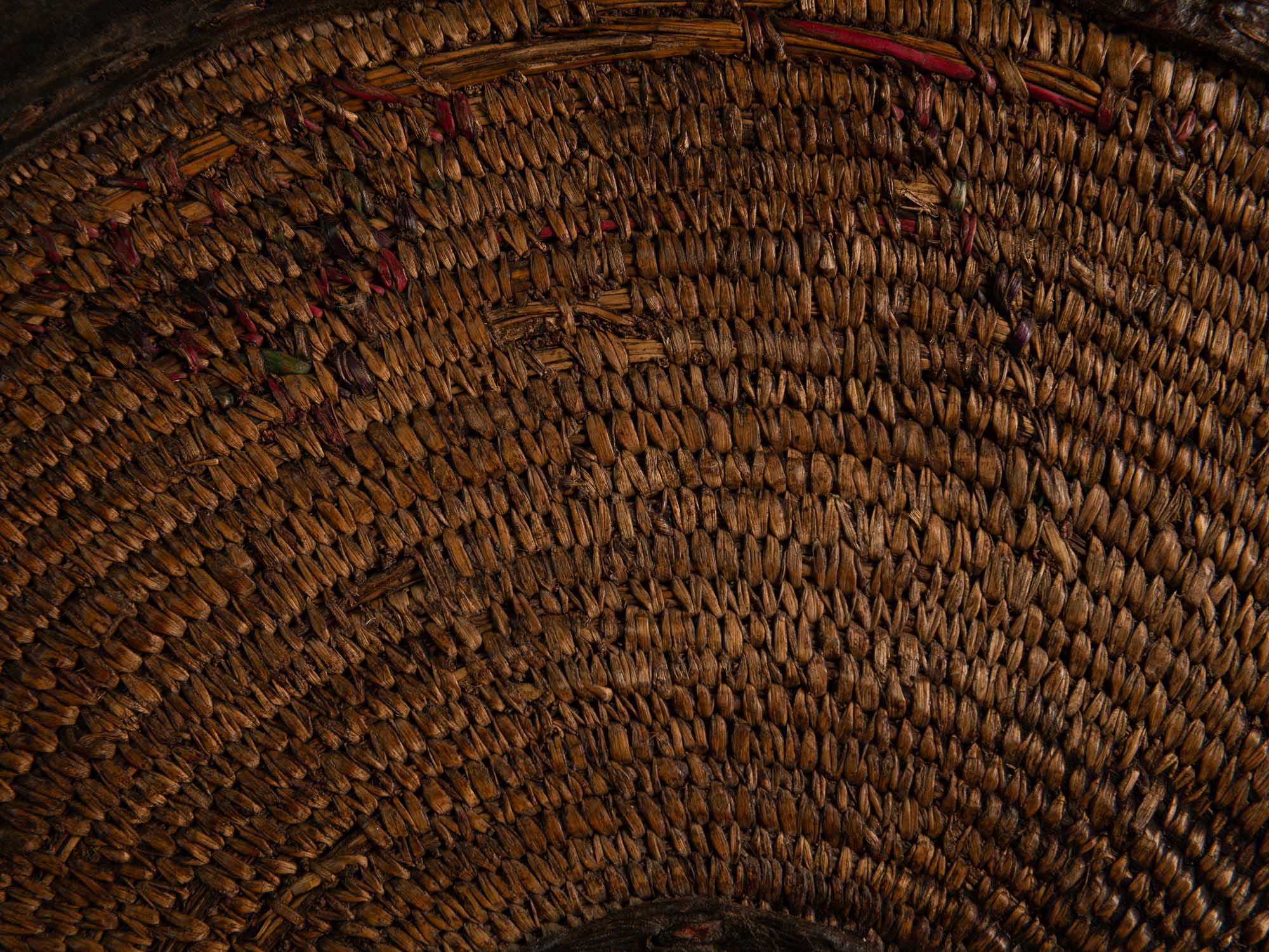 Panier Teda "Kayïgga" en fibres végétales et cuir, Sahara (XXe siècle)..Teda "Kayïgga" basket in plant fibers and leather, Sahara (20th century)