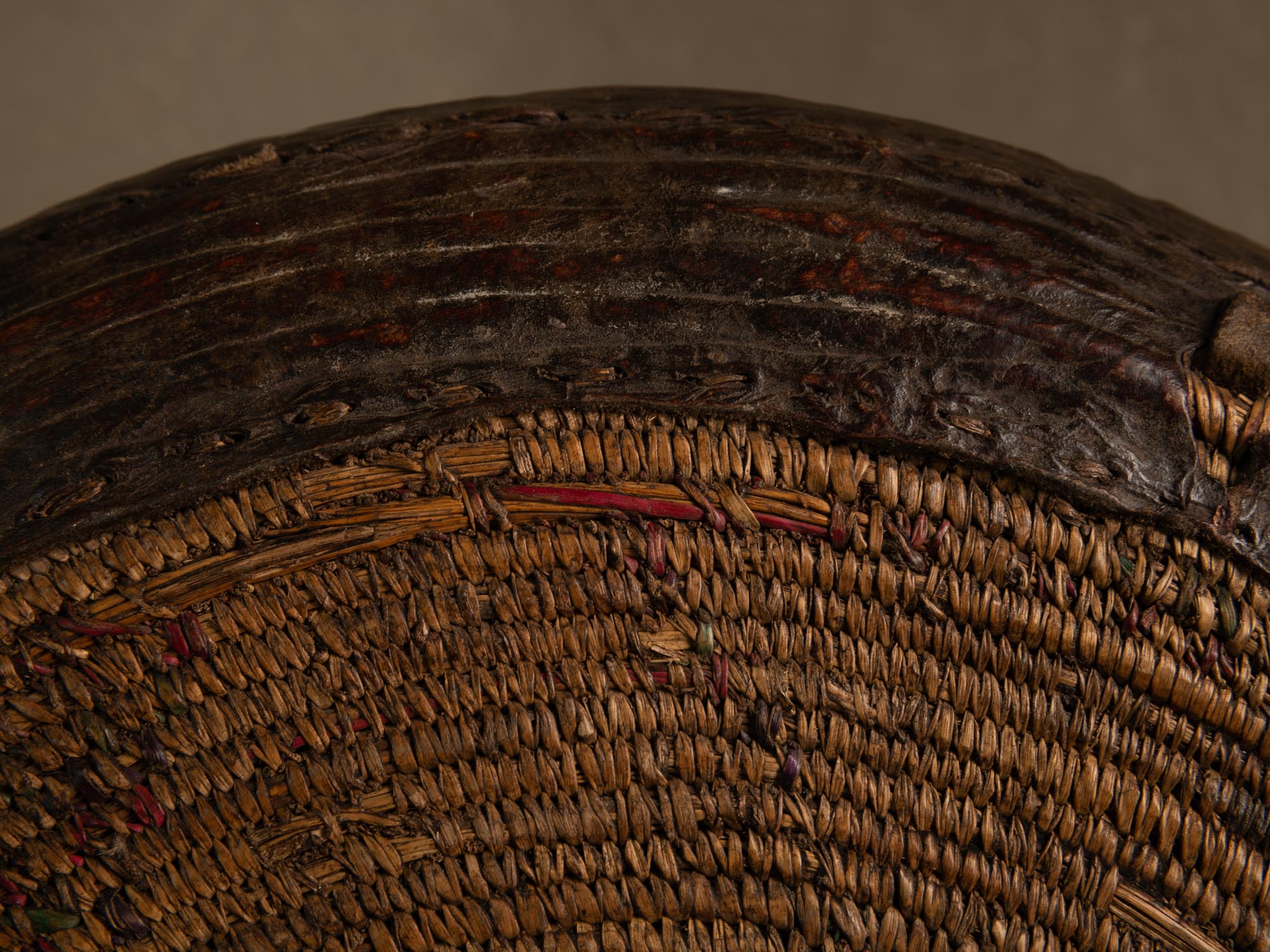 Panier Teda "Kayïgga" en fibres végétales et cuir, Sahara (XXe siècle)..Teda "Kayïgga" basket in plant fibers and leather, Sahara (20th century)