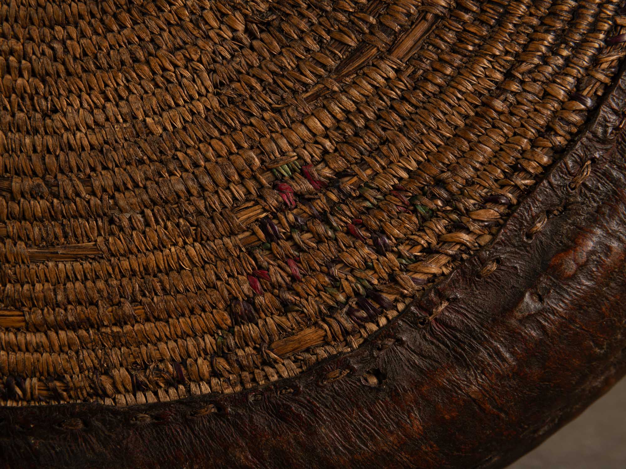 Panier Teda "Kayïgga" en fibres végétales et cuir, Sahara (XXe siècle)..Teda "Kayïgga" basket in plant fibers and leather, Sahara (20th century)