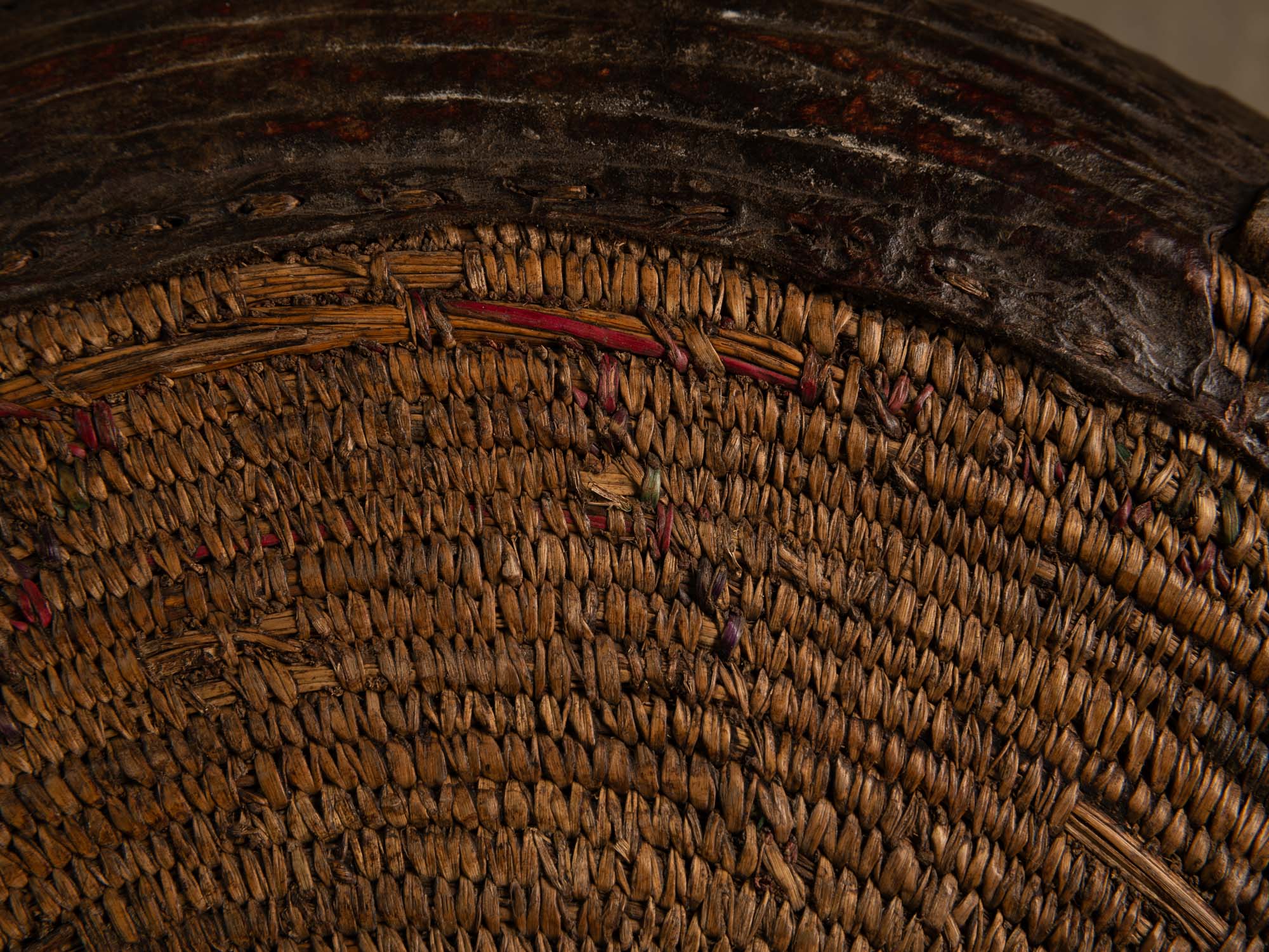 Panier Teda "Kayïgga" en fibres végétales et cuir, Sahara (XXe siècle)..Teda "Kayïgga" basket in plant fibers and leather, Sahara (20th century)