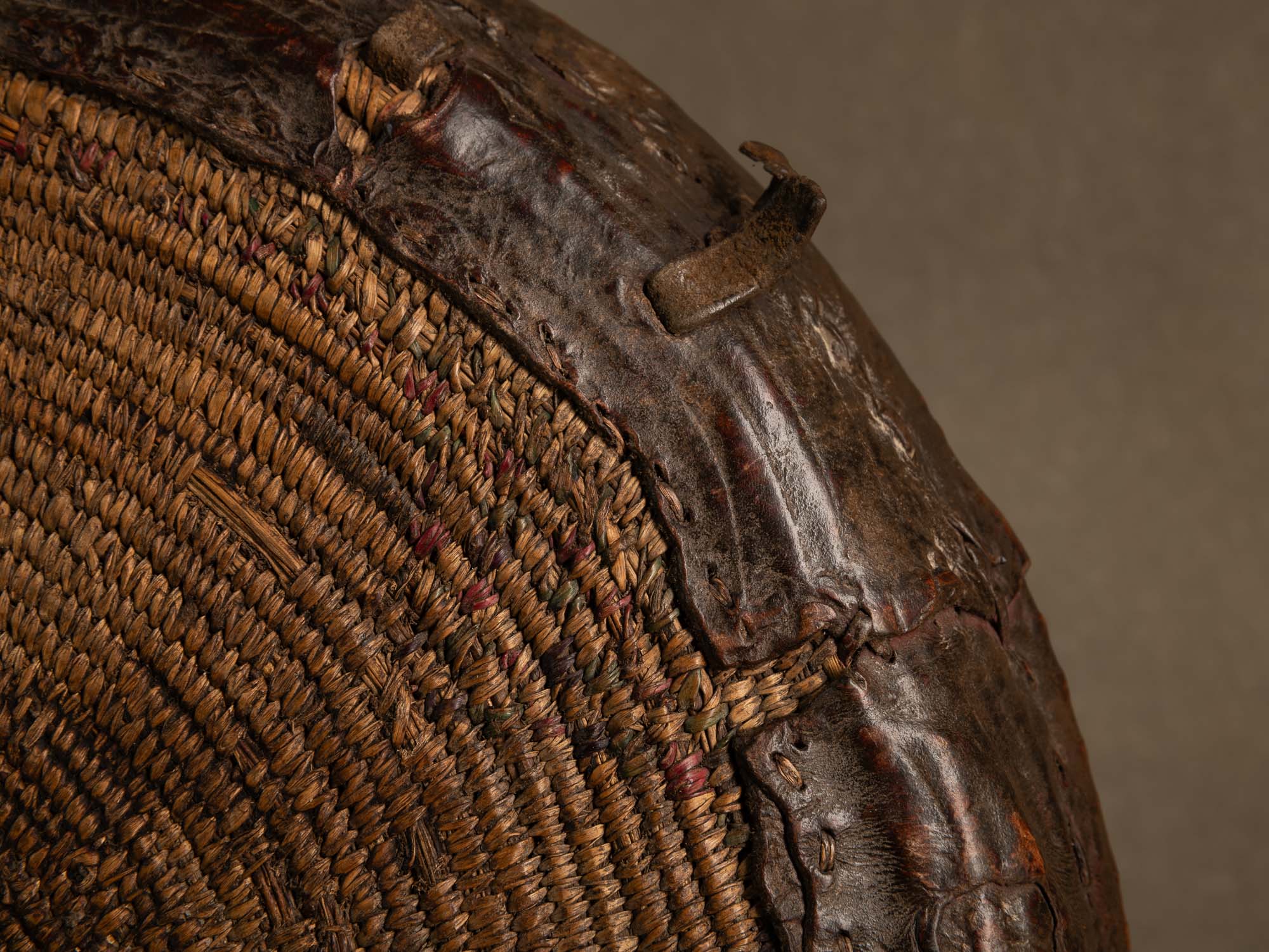 Panier Teda "Kayïgga" en fibres végétales et cuir, Sahara (XXe siècle)..Teda "Kayïgga" basket in plant fibers and leather, Sahara (20th century)
