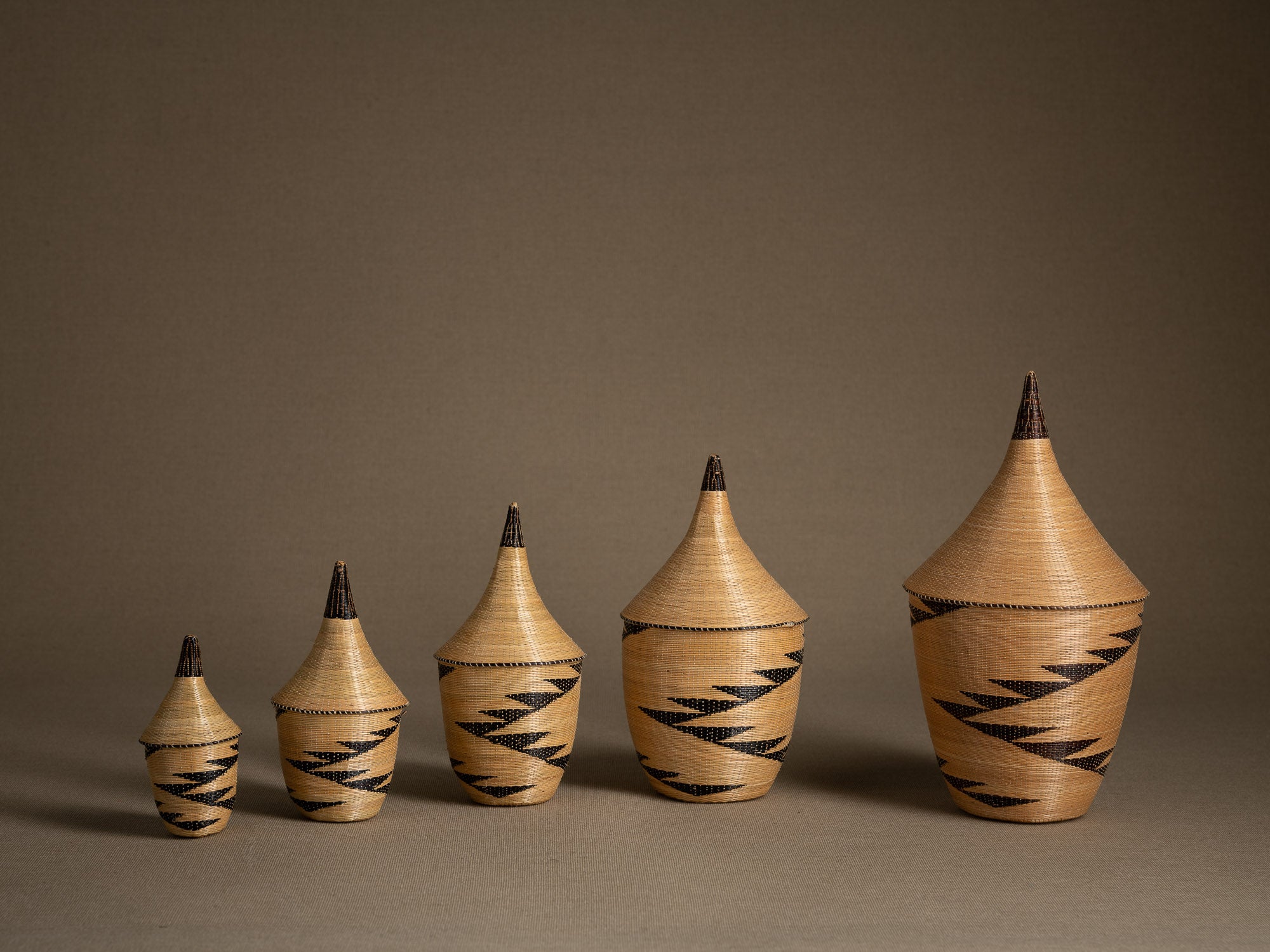 Suite de 5 boîtes en vannerie "agaseke" Tutsi, Rwanda (Dernier quart du XXe siècle)..Set of 5 Tutsi "agaseke" wickerwork boxes, Rwanda (last quarter of the 20th century)