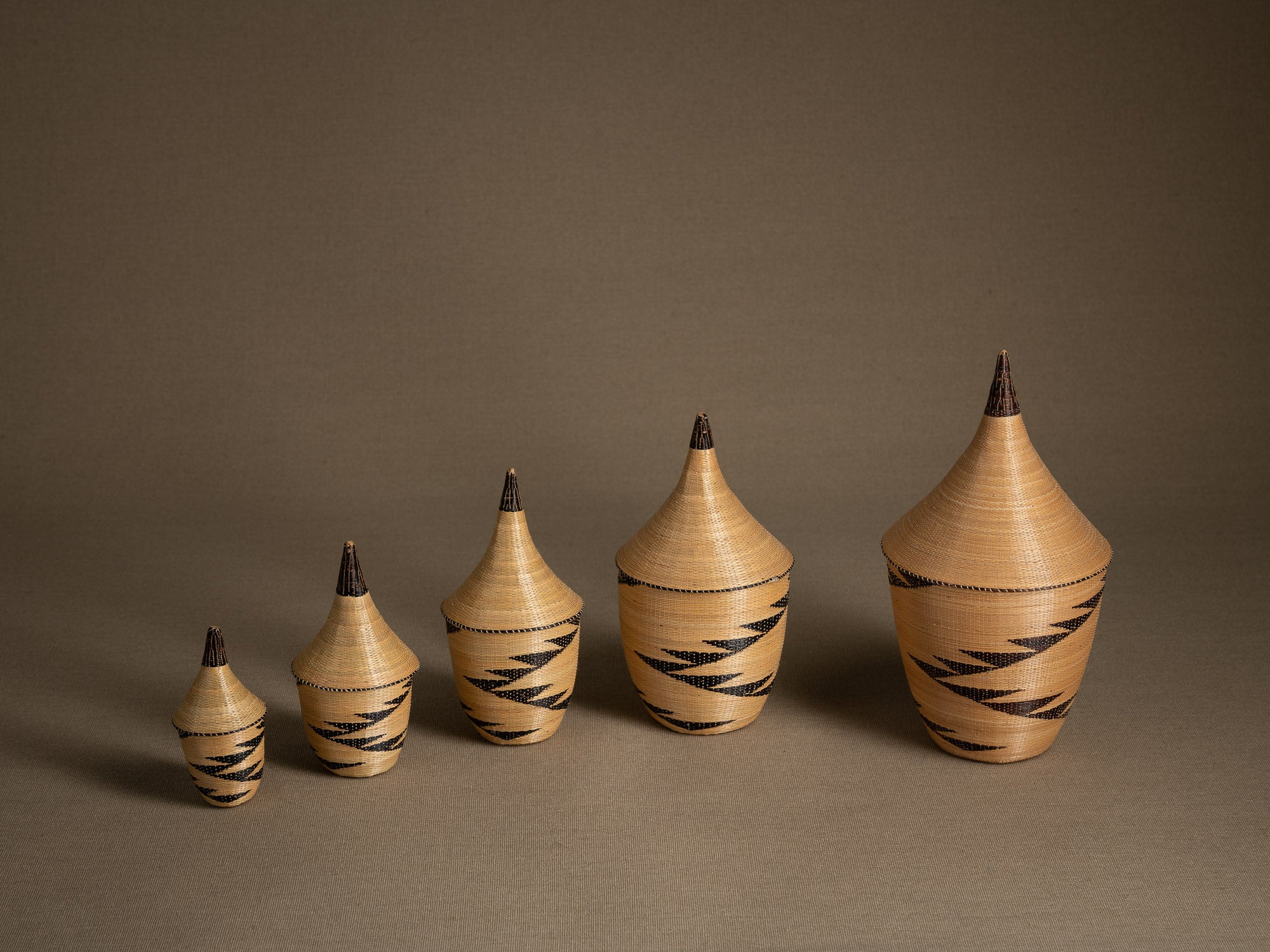 Suite de 5 boîtes en vannerie "agaseke" Tutsi, Rwanda (Dernier quart du XXe siècle)..Set of 5 Tutsi "agaseke" wickerwork boxes, Rwanda (last quarter of the 20th century)