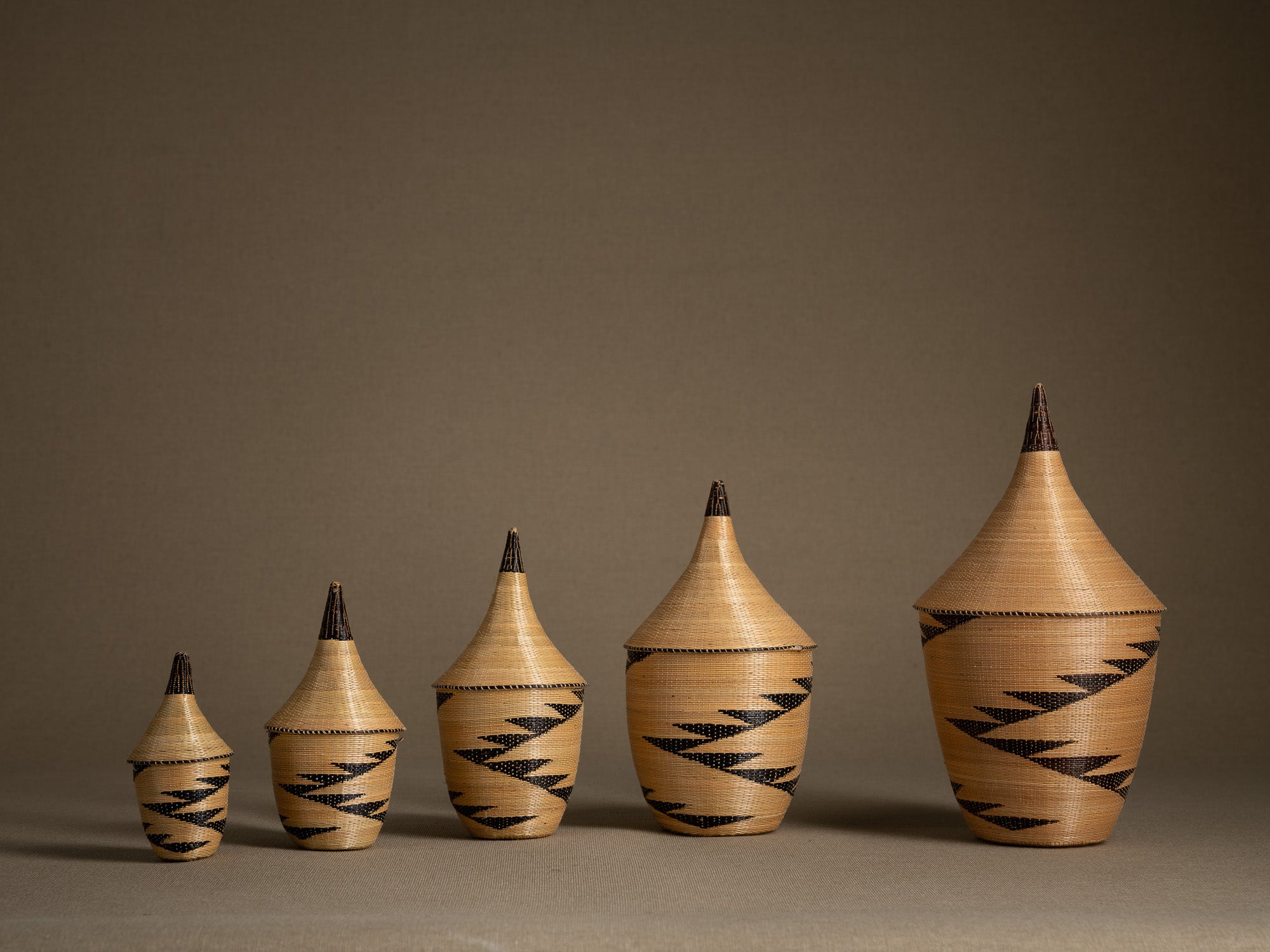 Suite de 5 boîtes en vannerie "agaseke" Tutsi, Rwanda (Dernier quart du XXe siècle)..Set of 5 Tutsi "agaseke" wickerwork boxes, Rwanda (last quarter of the 20th century)