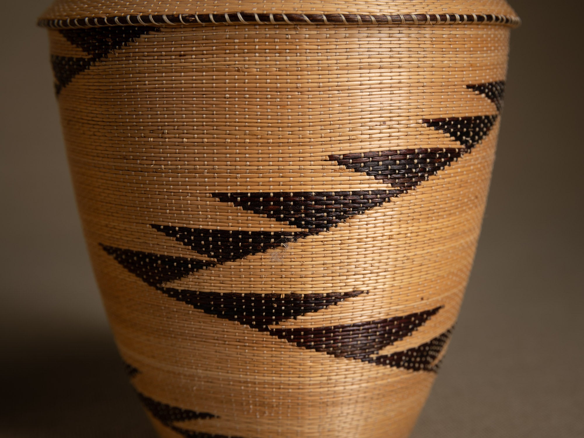 Suite de 5 boîtes en vannerie "agaseke" Tutsi, Rwanda (Dernier quart du XXe siècle)..Set of 5 Tutsi "agaseke" wickerwork boxes, Rwanda (last quarter of the 20th century)