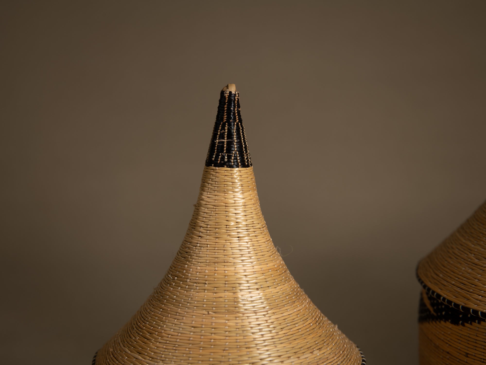 Suite de 5 boîtes en vannerie "agaseke" Tutsi, Rwanda (Dernier quart du XXe siècle)..Set of 5 Tutsi "agaseke" wickerwork boxes, Rwanda (last quarter of the 20th century)