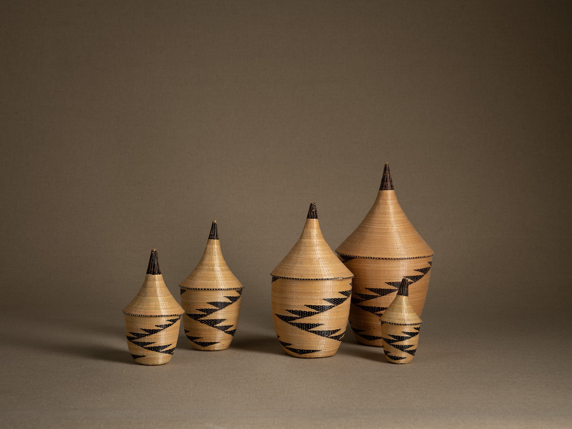 Suite de 5 boîtes en vannerie "agaseke" Tutsi, Rwanda (Dernier quart du XXe siècle)..Set of 5 Tutsi "agaseke" wickerwork boxes, Rwanda (last quarter of the 20th century)