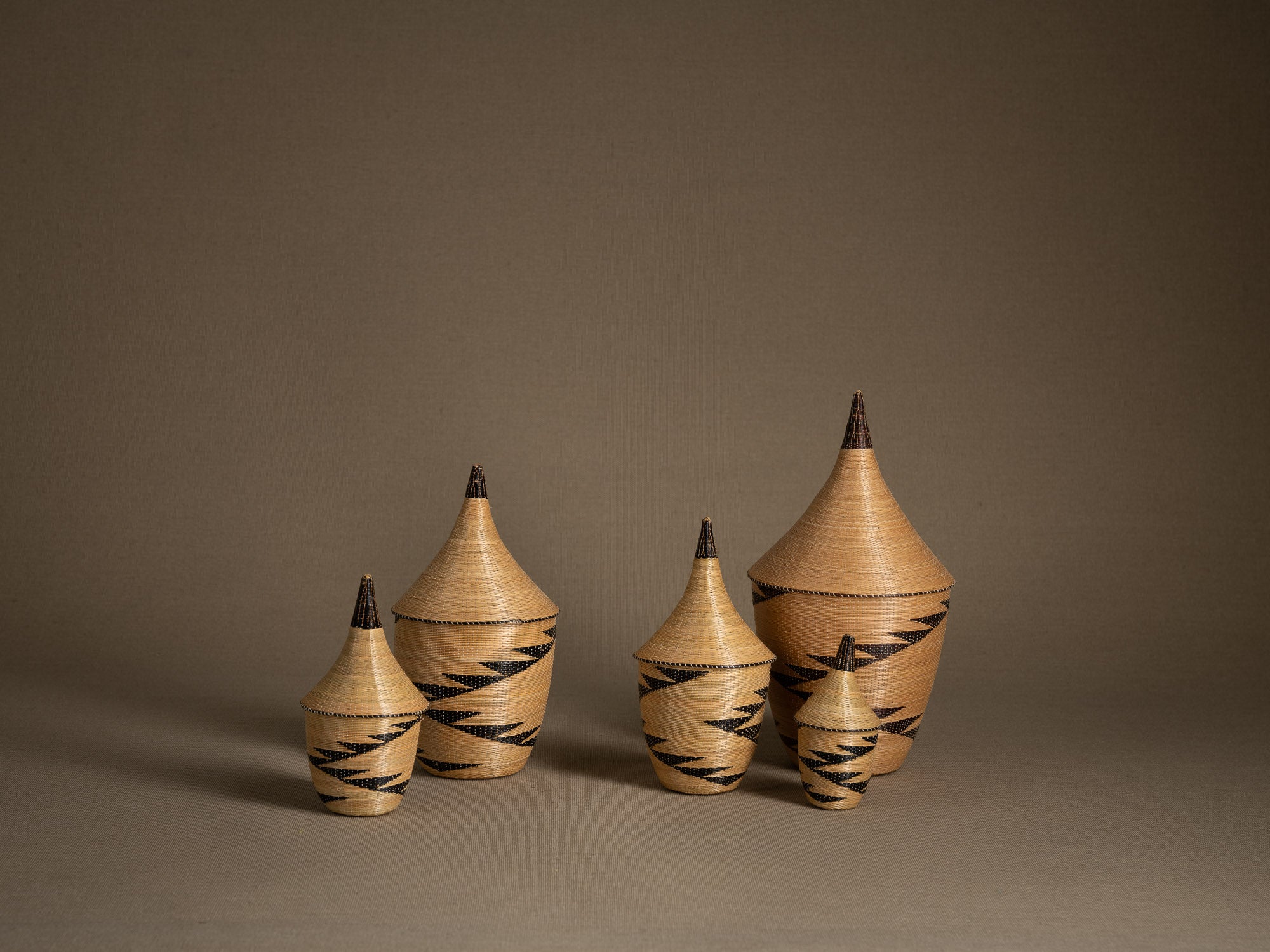 Suite de 5 boîtes en vannerie "agaseke" Tutsi, Rwanda (Dernier quart du XXe siècle)..Set of 5 Tutsi "agaseke" wickerwork boxes, Rwanda (last quarter of the 20th century)