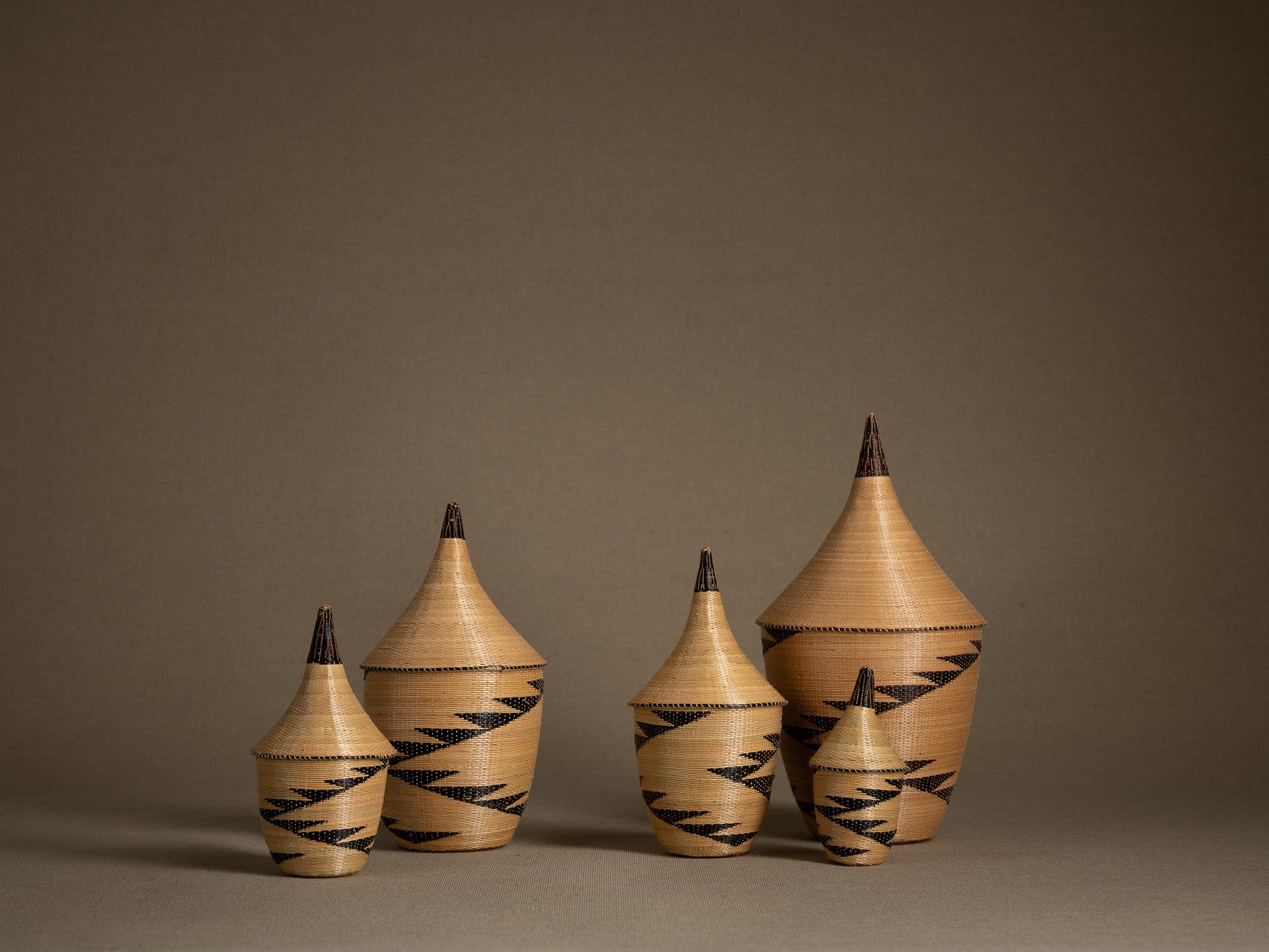 Suite de 5 boîtes en vannerie "agaseke" Tutsi, Rwanda (Dernier quart du XXe siècle)..Set of 5 Tutsi "agaseke" wickerwork boxes, Rwanda (last quarter of the 20th century)
