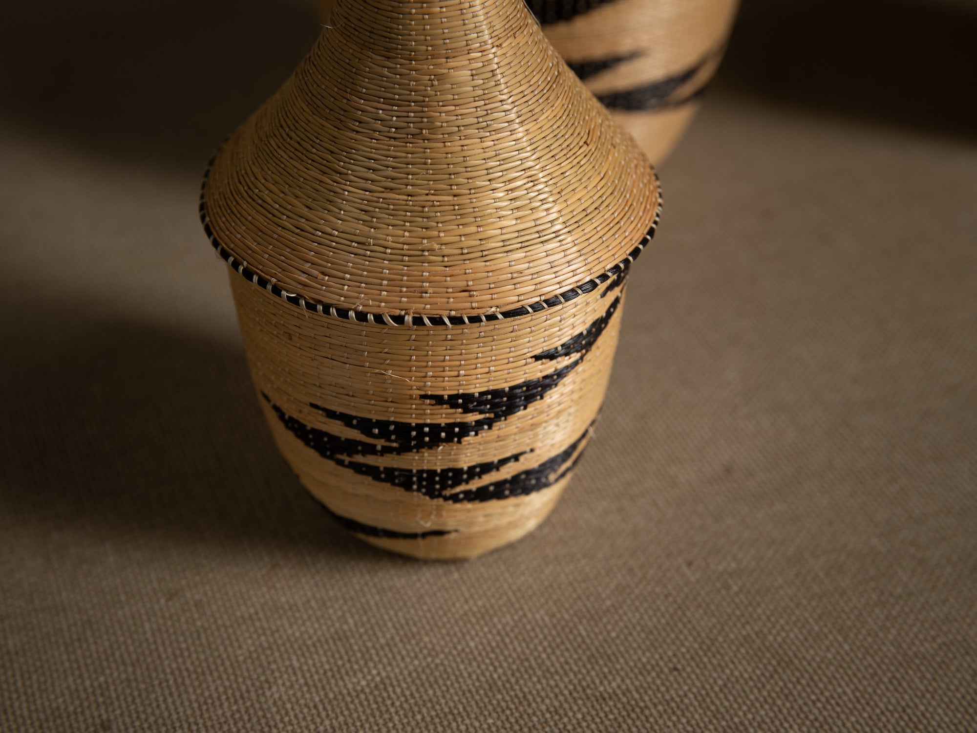 Suite de 5 boîtes en vannerie "agaseke" Tutsi, Rwanda (Dernier quart du XXe siècle)..Set of 5 Tutsi "agaseke" wickerwork boxes, Rwanda (last quarter of the 20th century)