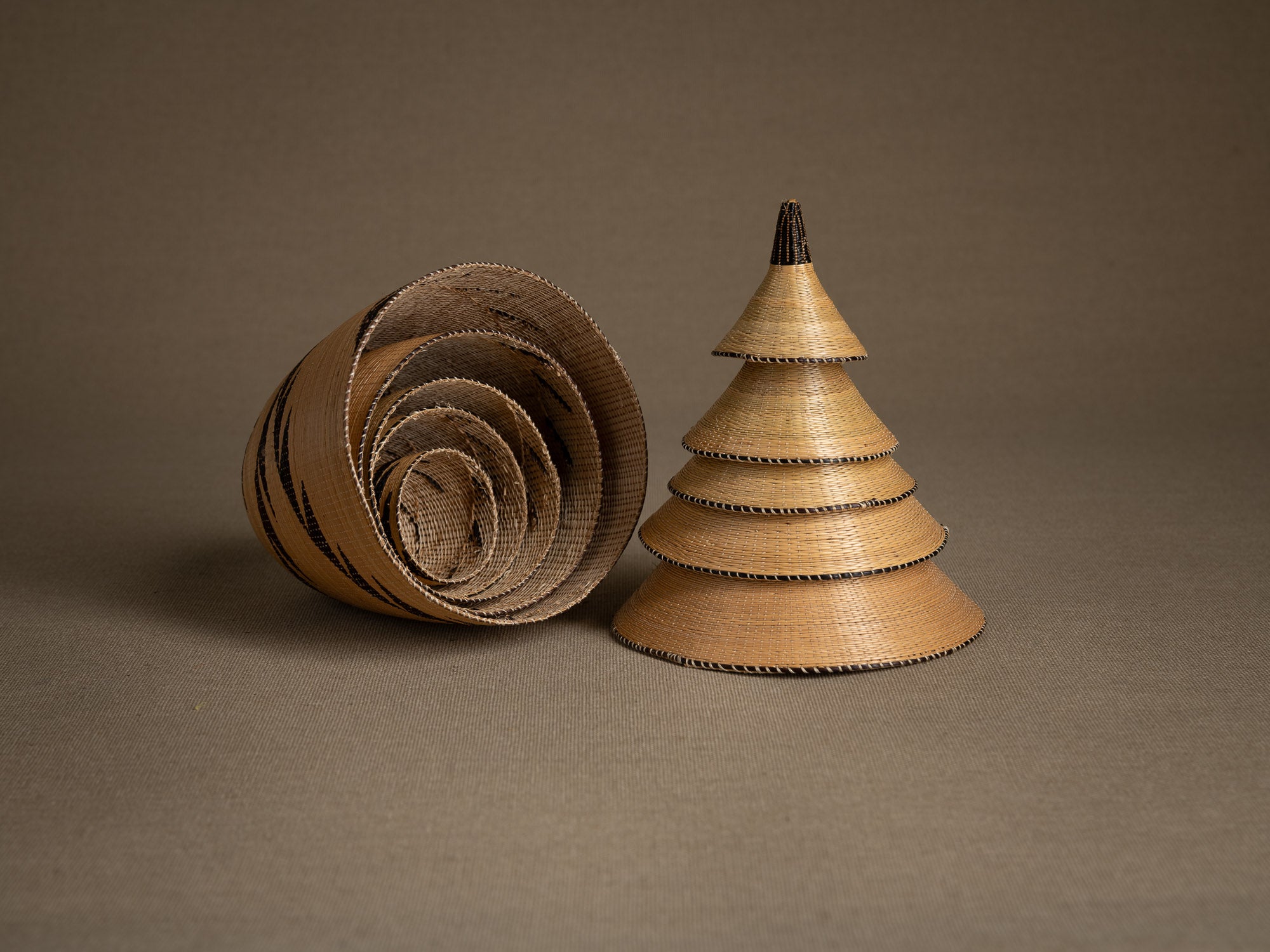 Suite de 5 boîtes en vannerie "agaseke" Tutsi, Rwanda (Dernier quart du XXe siècle)..Set of 5 Tutsi "agaseke" wickerwork boxes, Rwanda (last quarter of the 20th century)