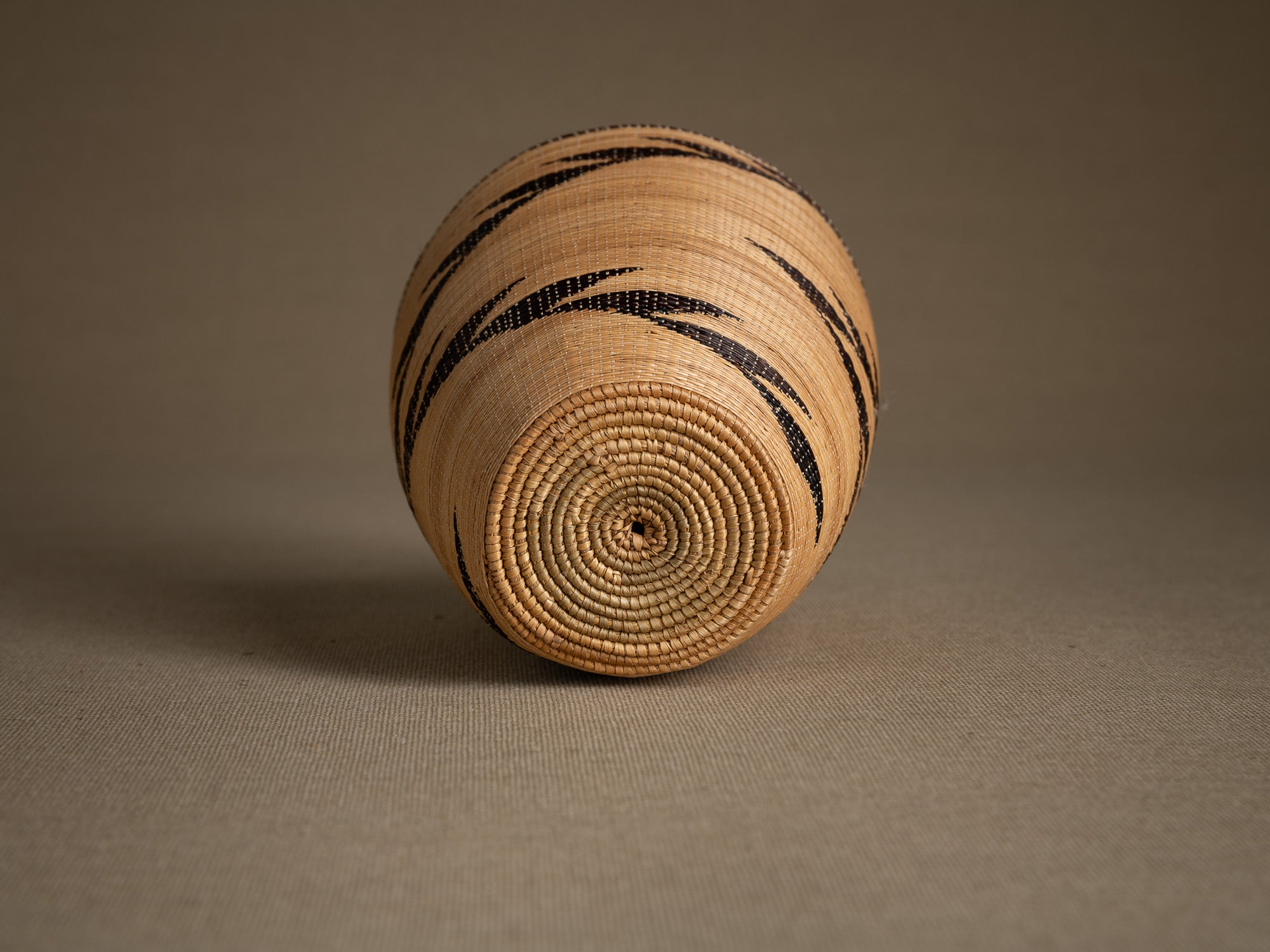 Suite de 5 boîtes en vannerie "agaseke" Tutsi, Rwanda (Dernier quart du XXe siècle)..Set of 5 Tutsi "agaseke" wickerwork boxes, Rwanda (last quarter of the 20th century)