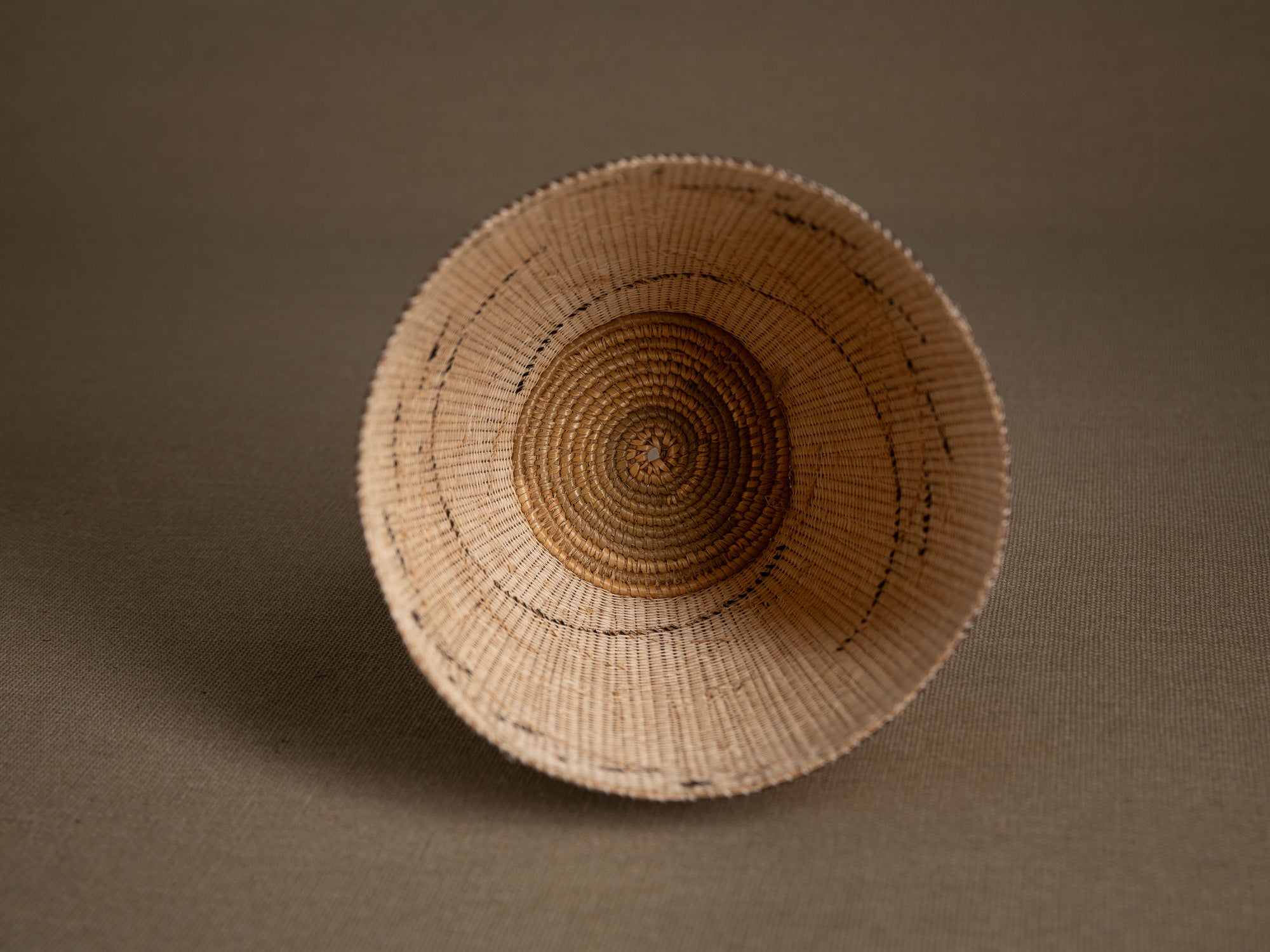 Suite de 5 boîtes en vannerie "agaseke" Tutsi, Rwanda (Dernier quart du XXe siècle)..Set of 5 Tutsi "agaseke" wickerwork boxes, Rwanda (last quarter of the 20th century)