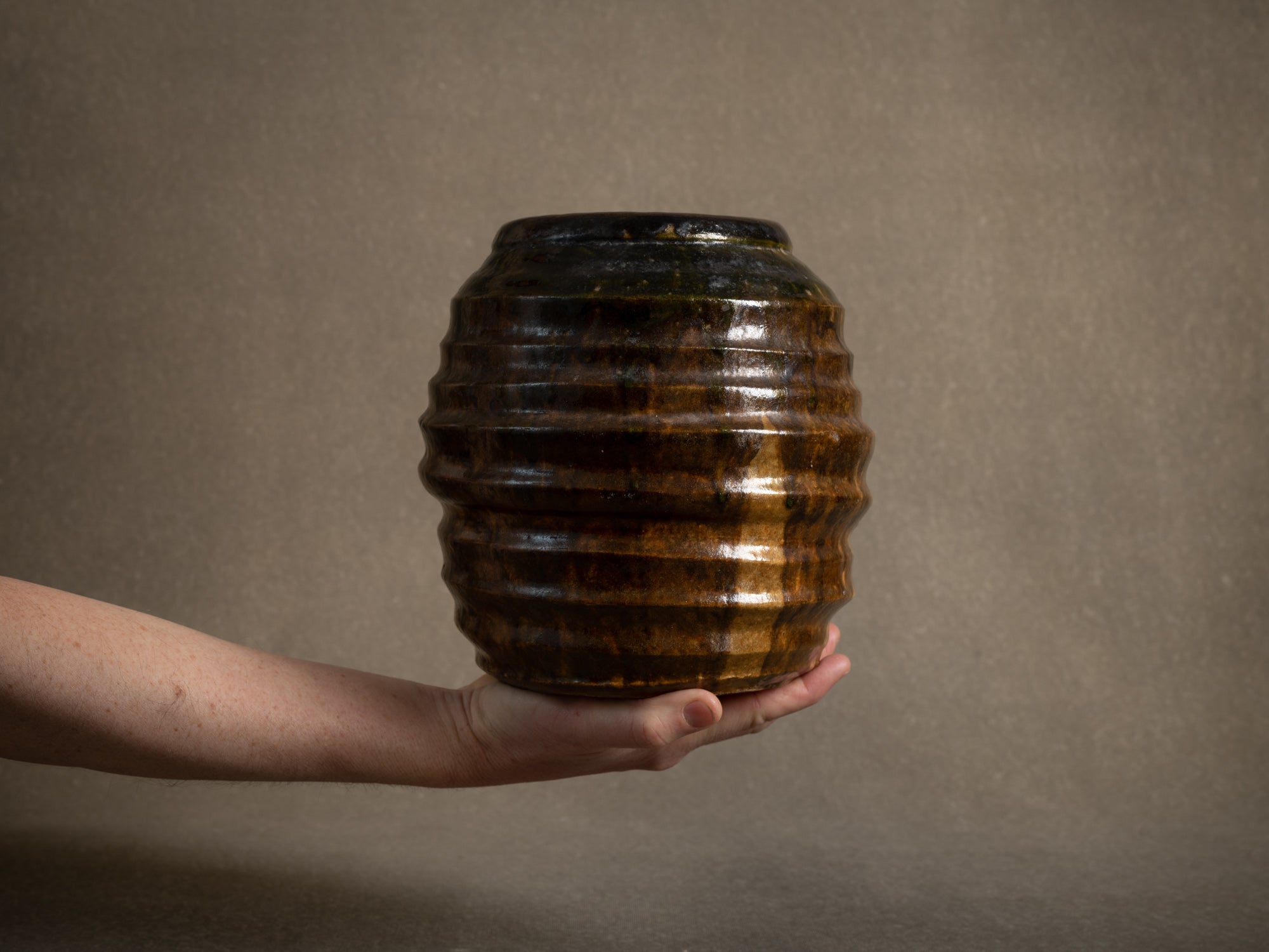 Vase ovoïde d'Alexandre Kostanda, France (vers 1942-43)..Large stoneware vase by Alexandre Kostanda, France (circa 1942-43)
