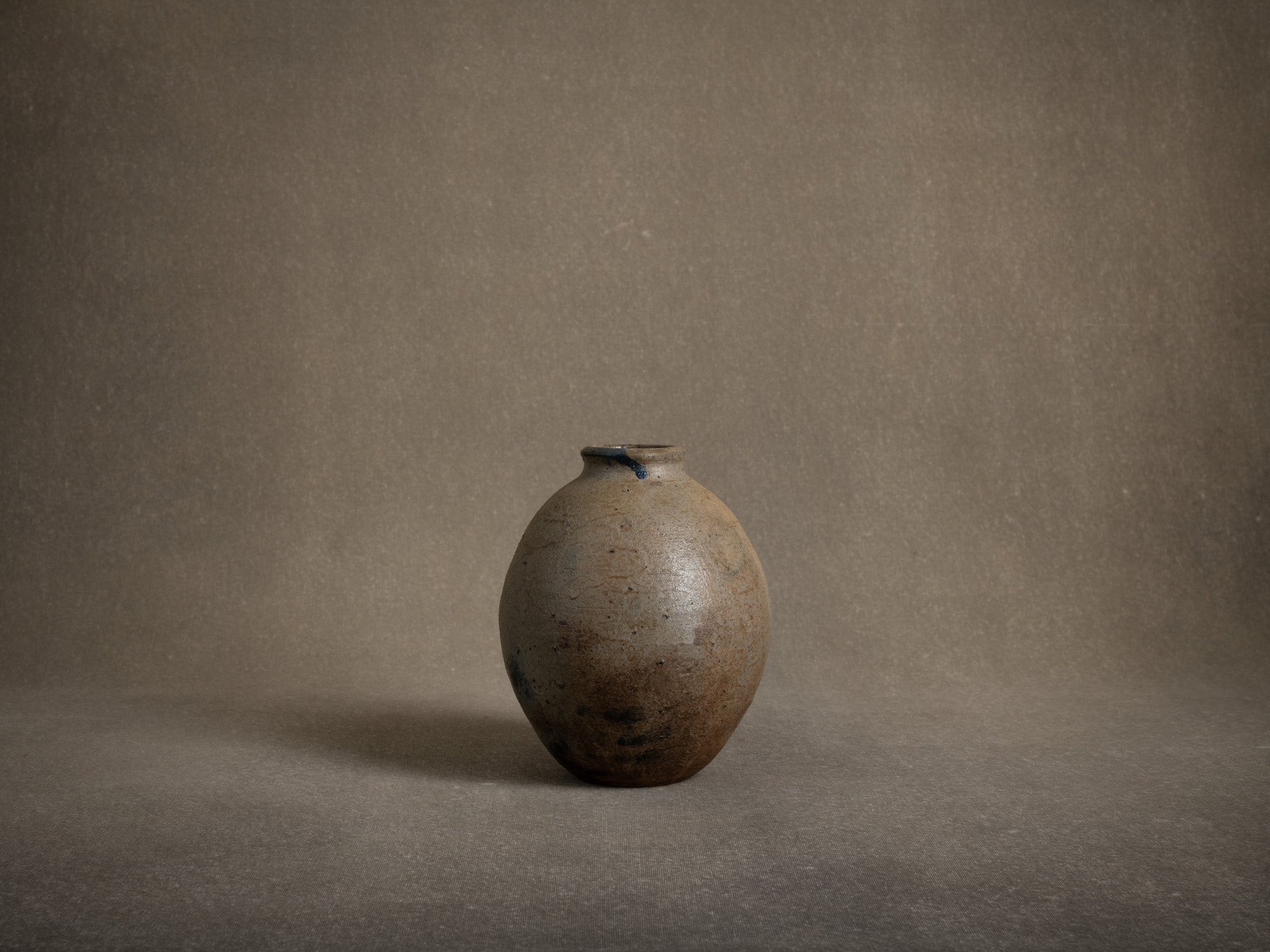 Vase ovoïde en grès de La Borne par Gérard Brossard, France (vers 1975)..Ovoid stoneware vase from La Borne by Gérard Brossard, France (circa 1975)