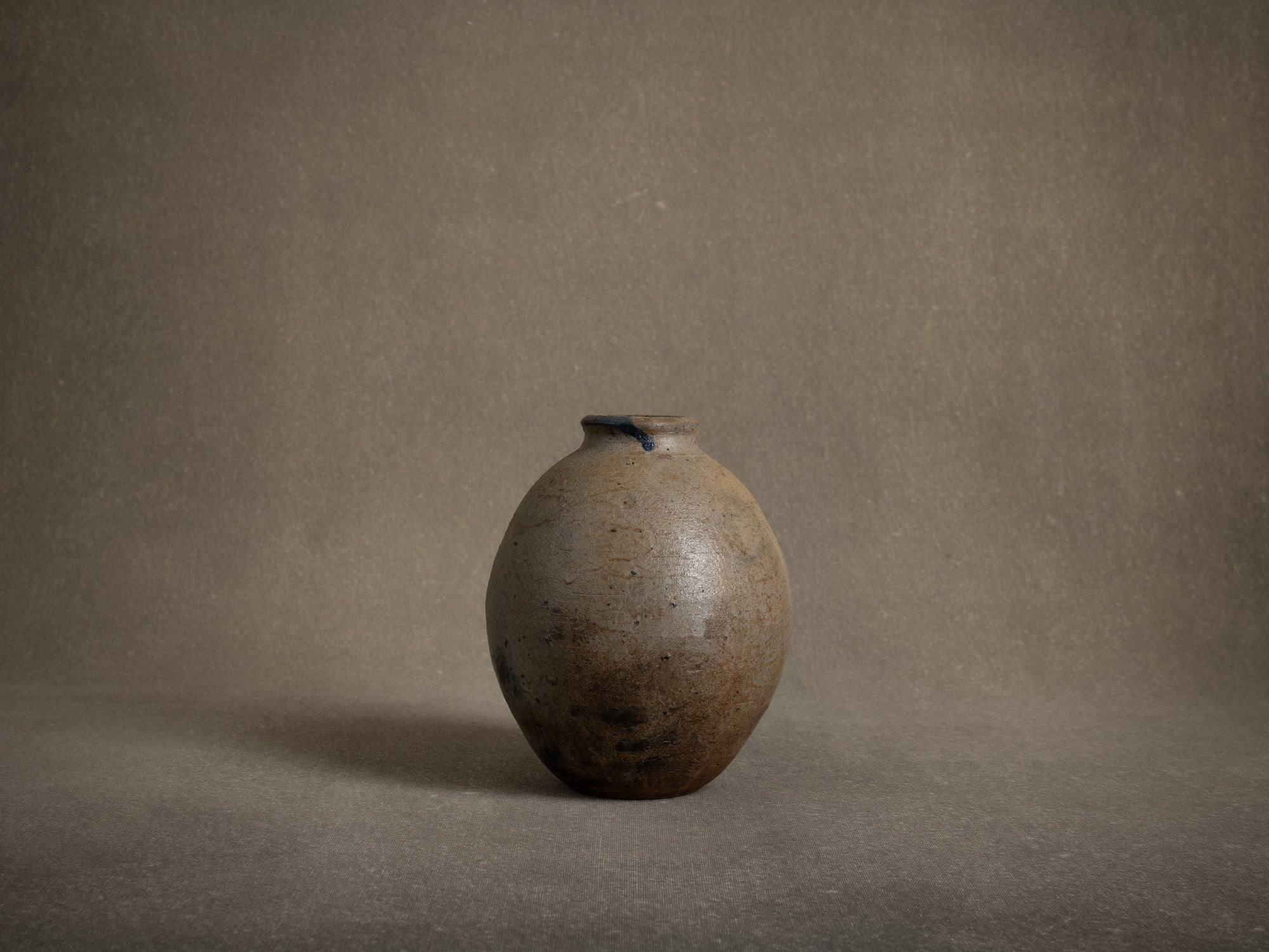 Vase ovoïde en grès de La Borne par Gérard Brossard, France (vers 1975)..Ovoid stoneware vase from La Borne by Gérard Brossard, France (circa 1975)