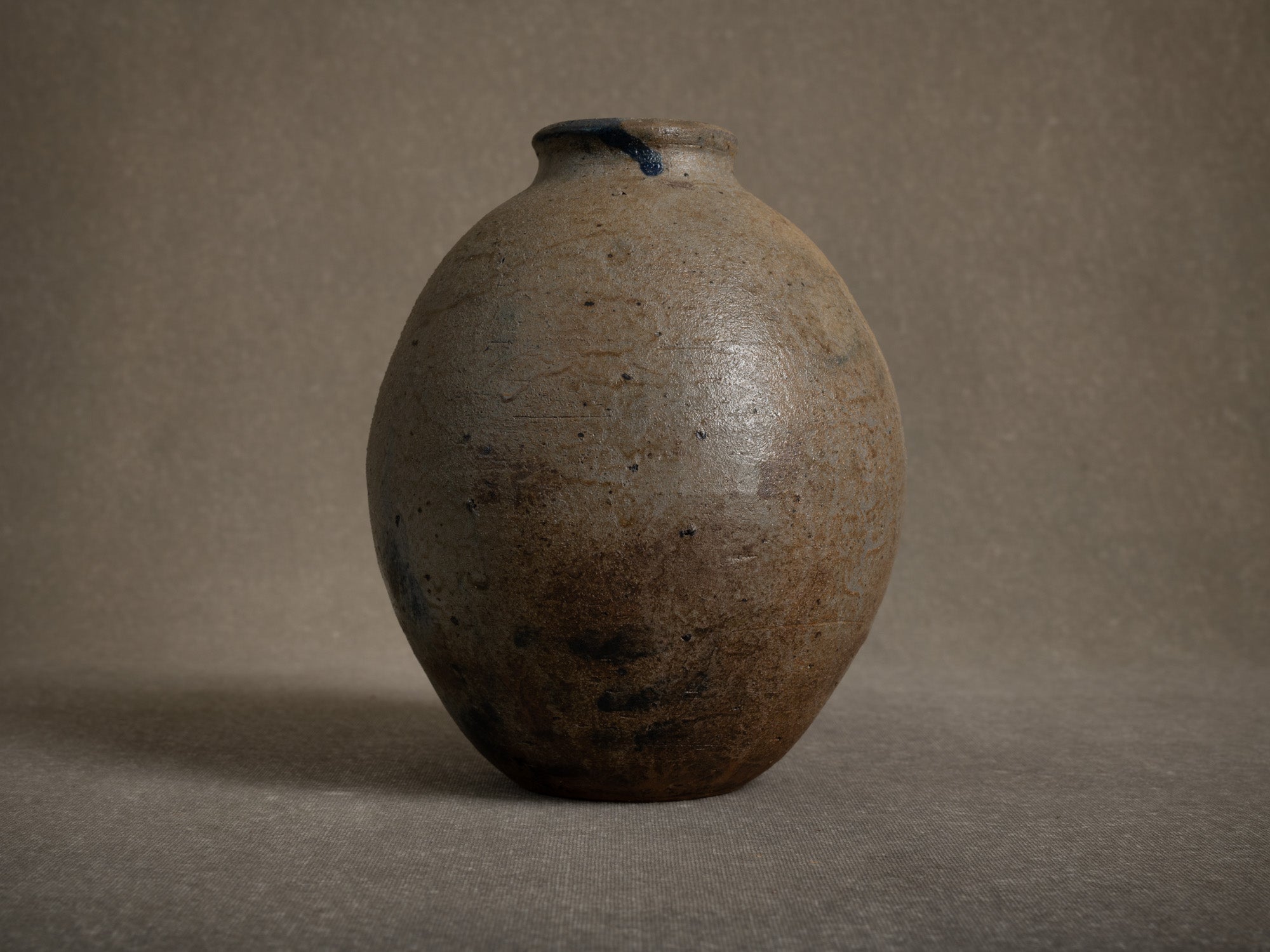 Vase ovoïde en grès de La Borne par Gérard Brossard, France (vers 1975)..Ovoid stoneware vase from La Borne by Gérard Brossard, France (circa 1975)