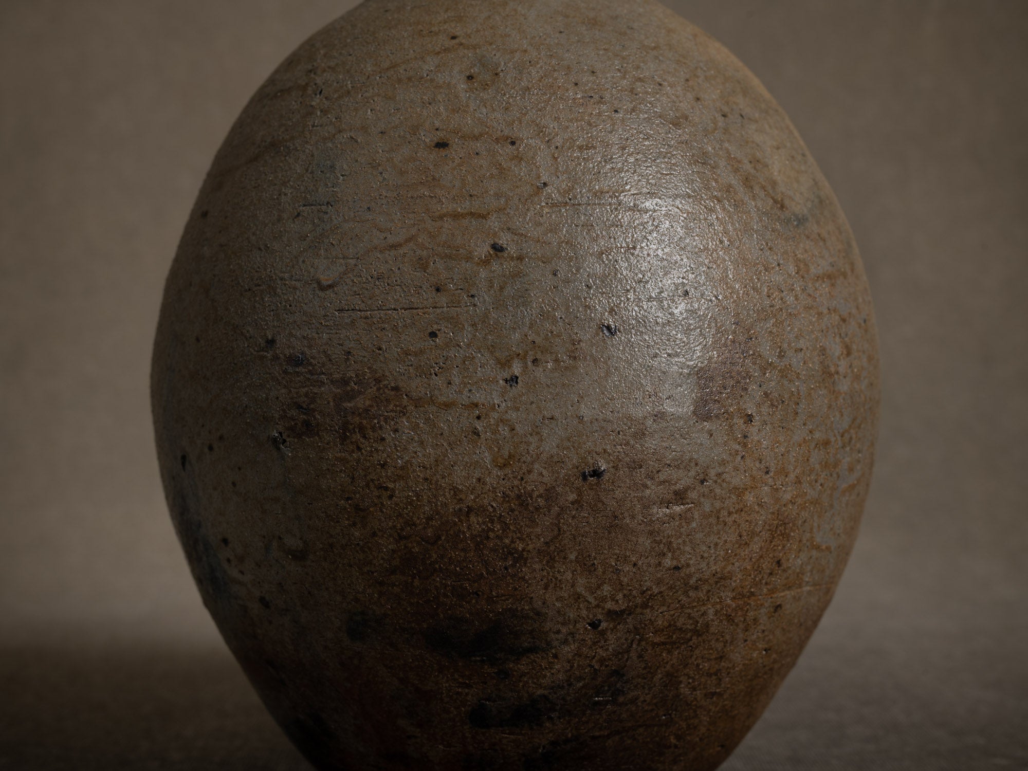 Vase ovoïde en grès de La Borne par Gérard Brossard, France (vers 1975)..Ovoid stoneware vase from La Borne by Gérard Brossard, France (circa 1975)