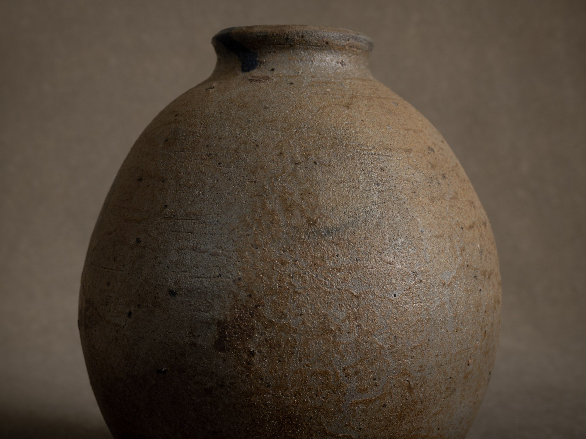 Vase ovoïde en grès de La Borne par Gérard Brossard, France (vers 1975)..Ovoid stoneware vase from La Borne by Gérard Brossard, France (circa 1975)