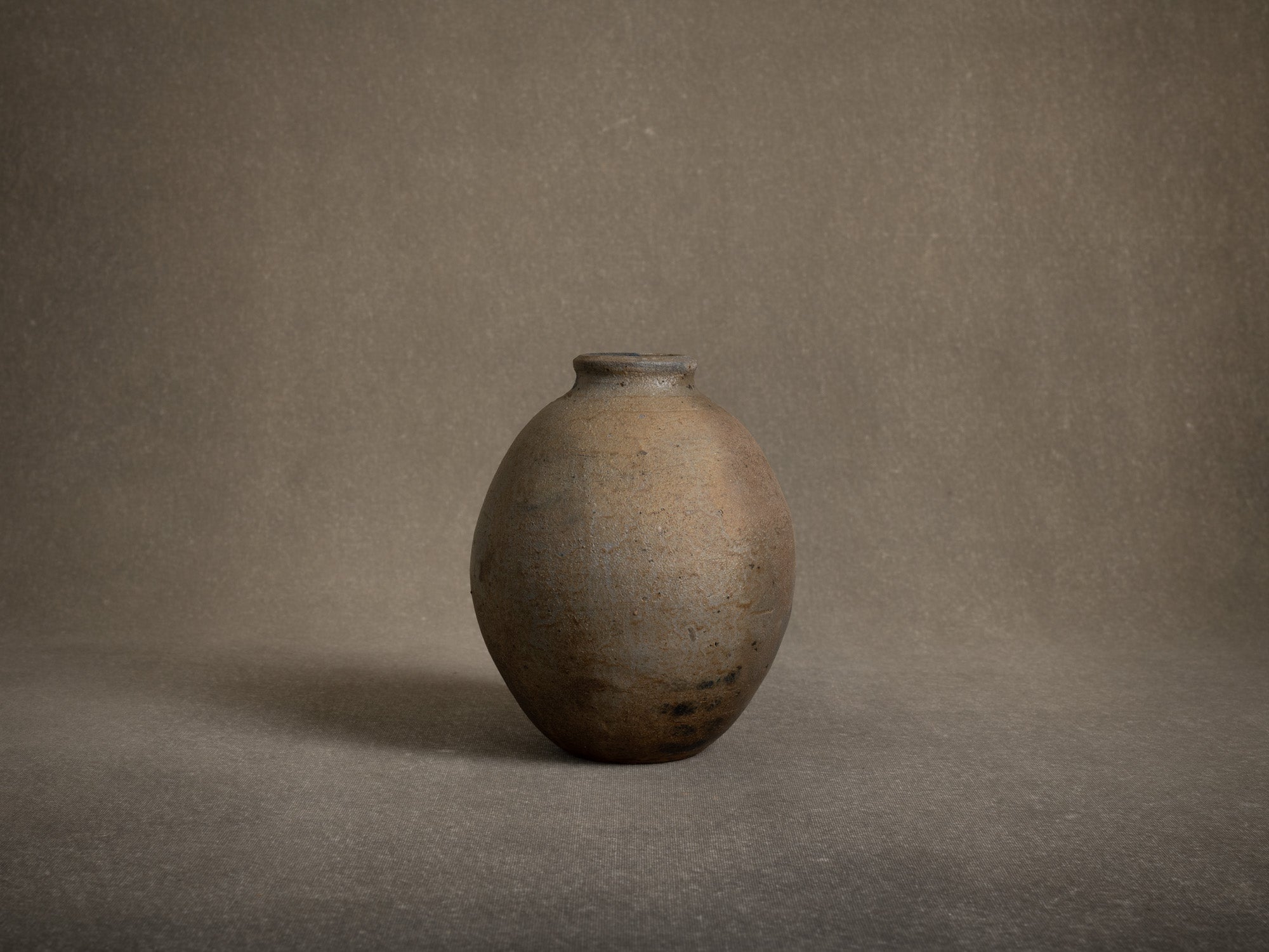 Vase ovoïde en grès de La Borne par Gérard Brossard, France (vers 1975)..Ovoid stoneware vase from La Borne by Gérard Brossard, France (circa 1975)