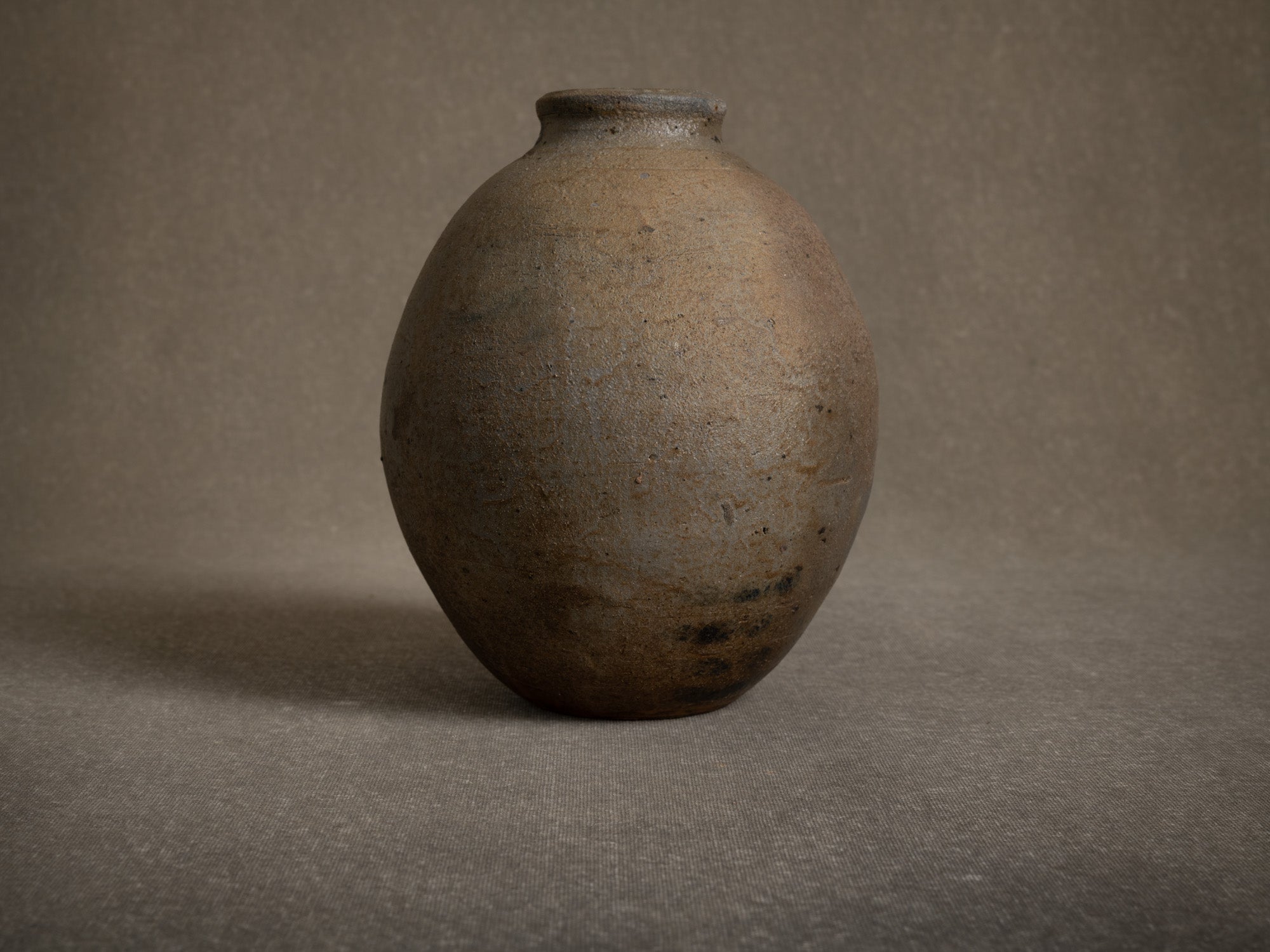 Vase ovoïde en grès de La Borne par Gérard Brossard, France (vers 1975)..Ovoid stoneware vase from La Borne by Gérard Brossard, France (circa 1975)