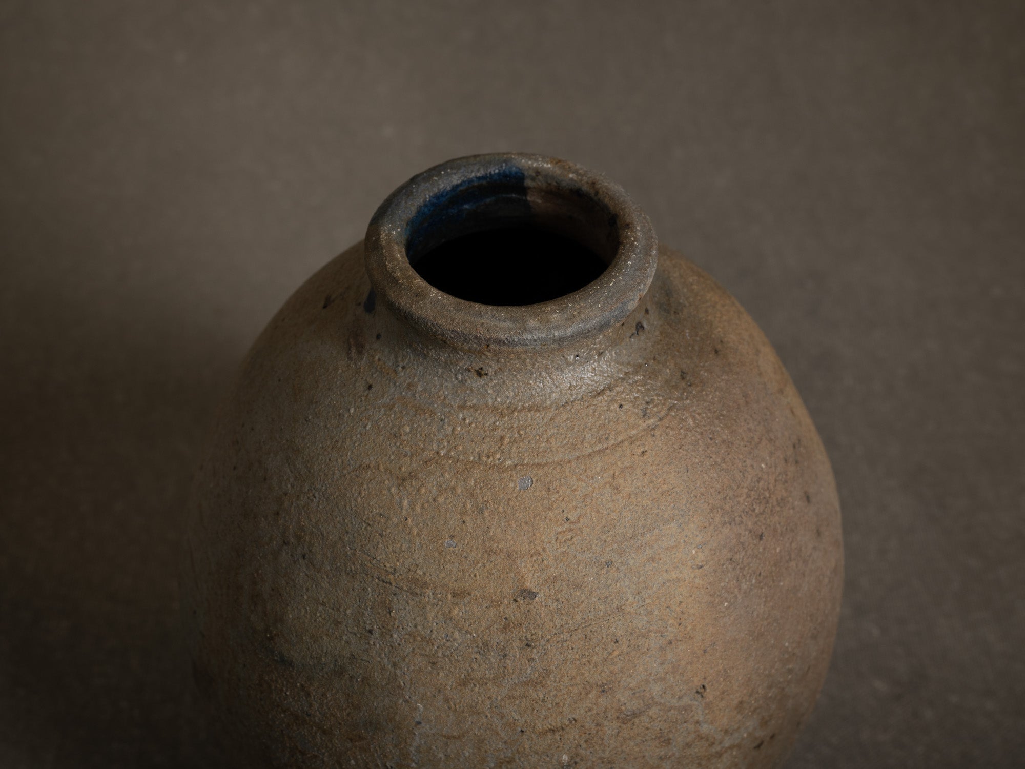 Vase ovoïde en grès de La Borne par Gérard Brossard, France (vers 1975)..Ovoid stoneware vase from La Borne by Gérard Brossard, France (circa 1975)