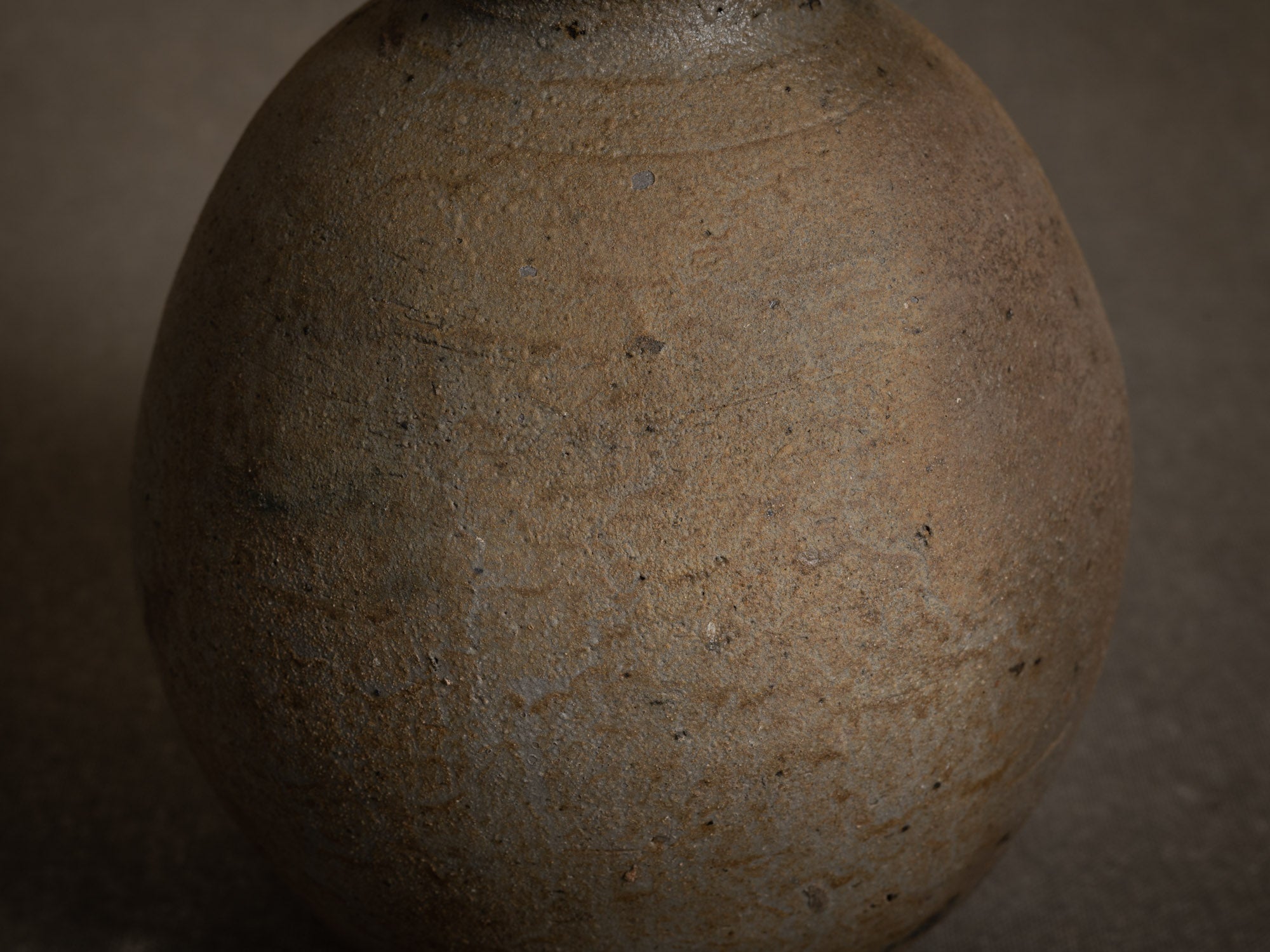 Vase ovoïde en grès de La Borne par Gérard Brossard, France (vers 1975)..Ovoid stoneware vase from La Borne by Gérard Brossard, France (circa 1975)