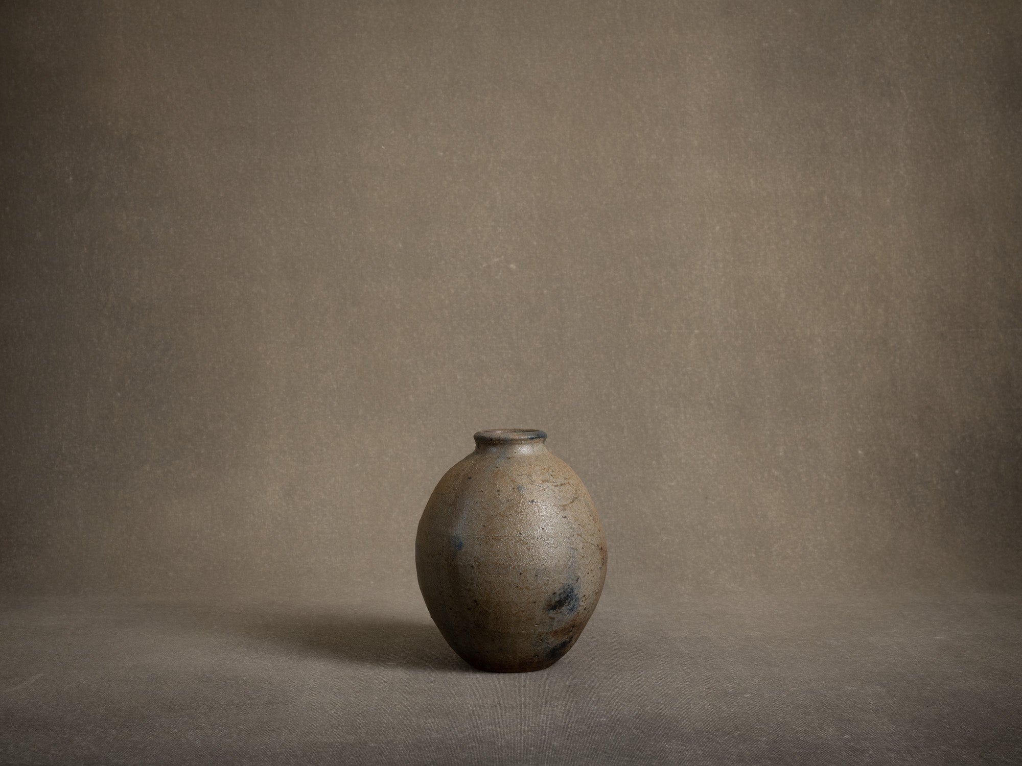 Vase ovoïde en grès de La Borne par Gérard Brossard, France (vers 1975)..Ovoid stoneware vase from La Borne by Gérard Brossard, France (circa 1975)