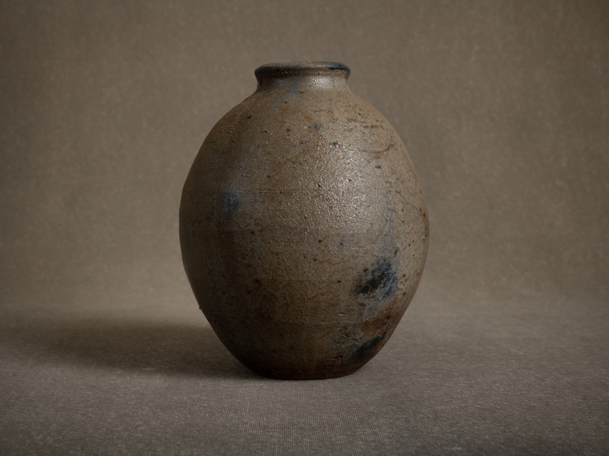 Vase ovoïde en grès de La Borne par Gérard Brossard, France (vers 1975)..Ovoid stoneware vase from La Borne by Gérard Brossard, France (circa 1975)