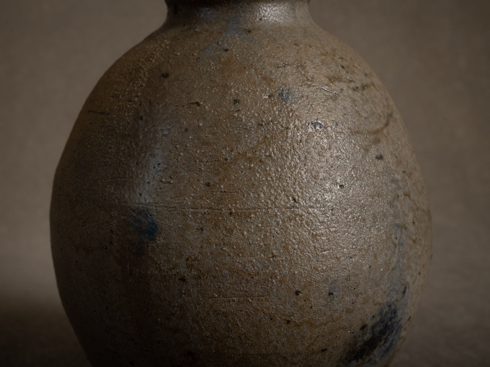 Vase ovoïde en grès de La Borne par Gérard Brossard, France (vers 1975)..Ovoid stoneware vase from La Borne by Gérard Brossard, France (circa 1975)