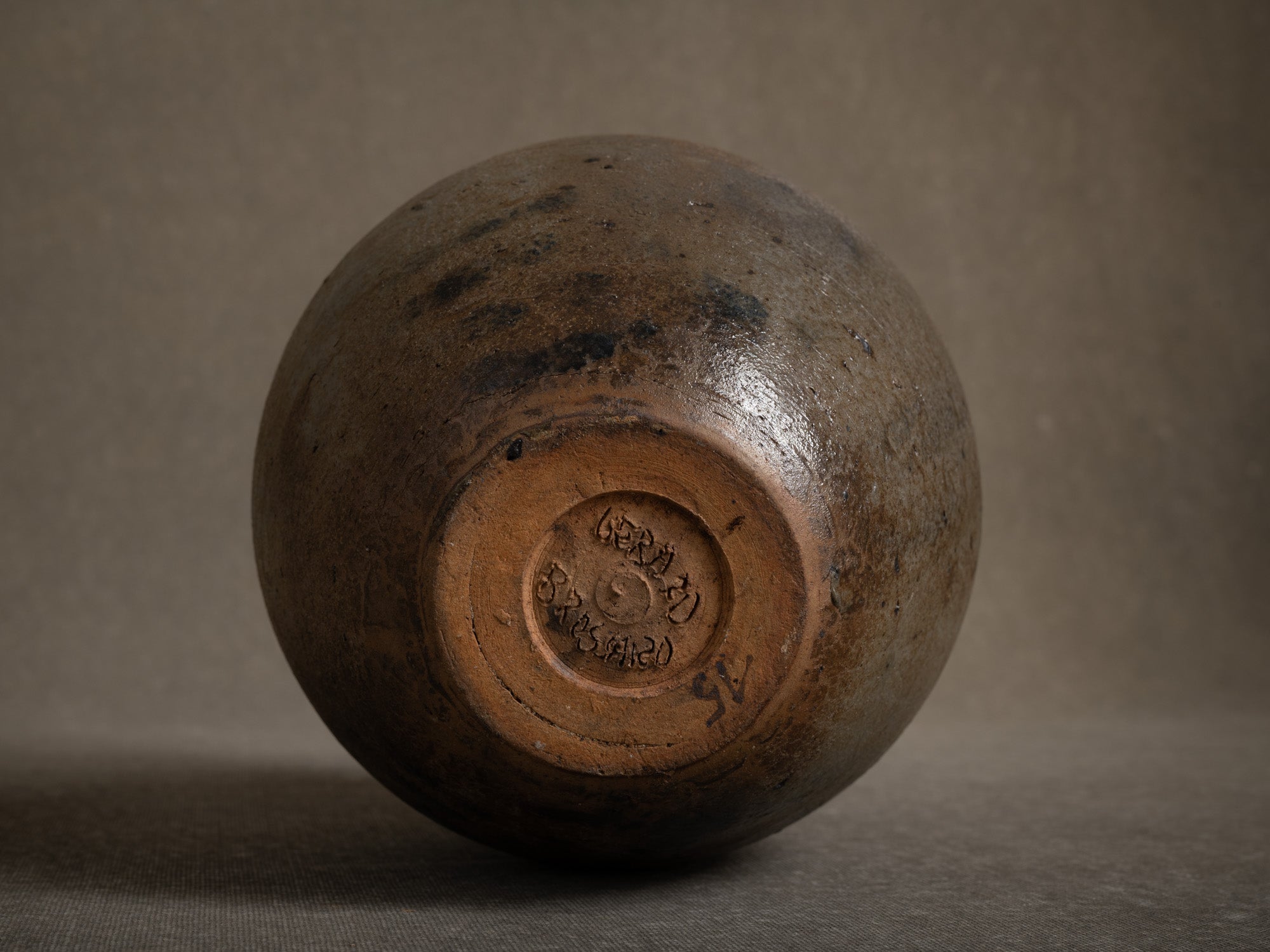Vase ovoïde en grès de La Borne par Gérard Brossard, France (vers 1975)..Ovoid stoneware vase from La Borne by Gérard Brossard, France (circa 1975)