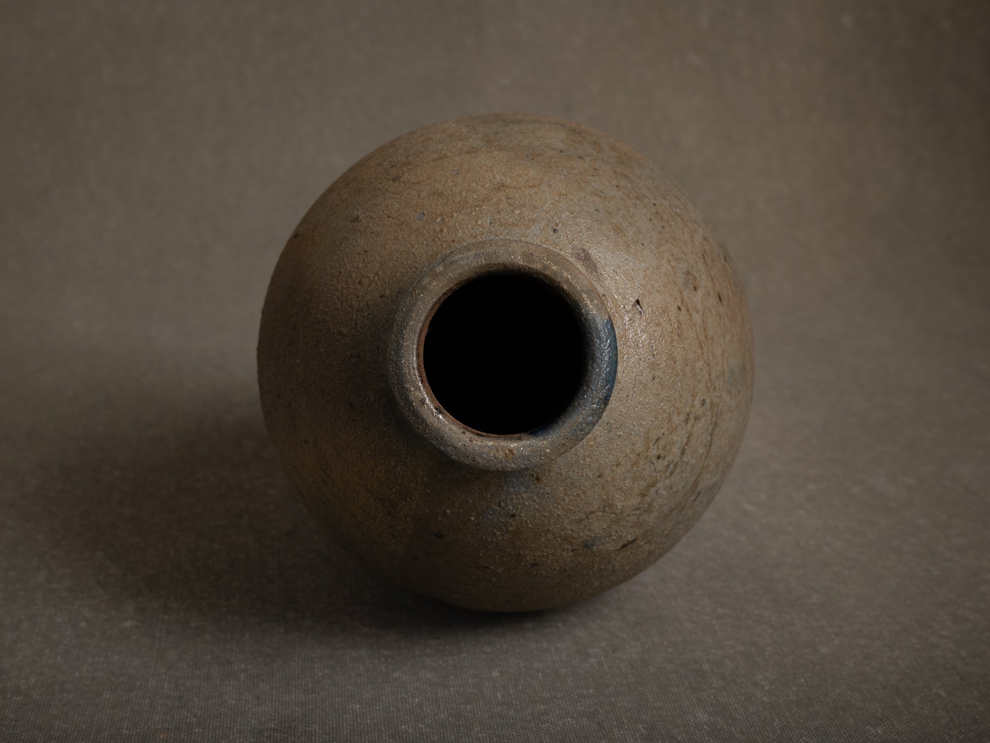 Vase ovoïde en grès de La Borne par Gérard Brossard, France (vers 1975)..Ovoid stoneware vase from La Borne by Gérard Brossard, France (circa 1975)