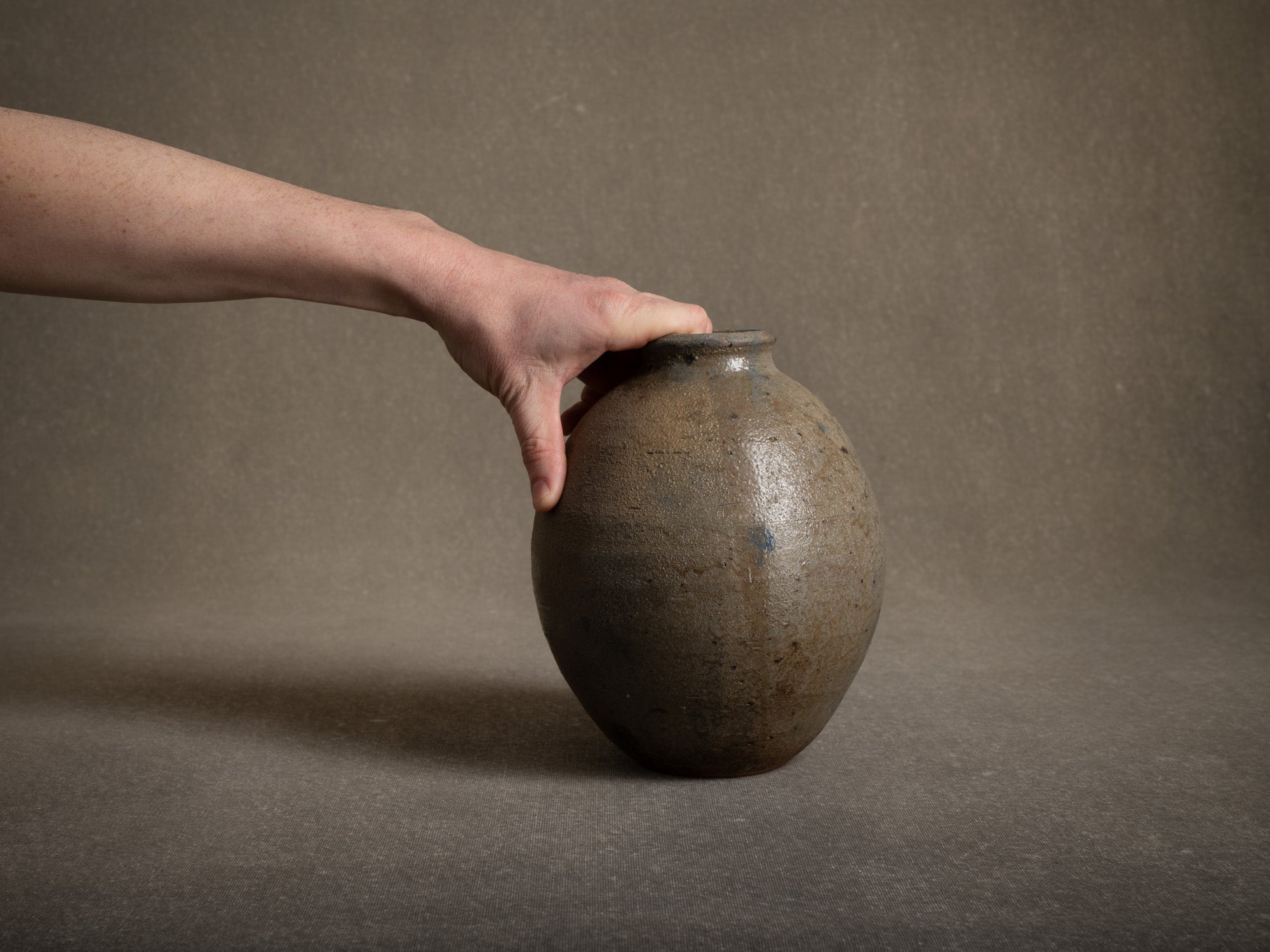 Vase ovoïde en grès de La Borne par Gérard Brossard, France (vers 1975)..Ovoid stoneware vase from La Borne by Gérard Brossard, France (circa 1975)