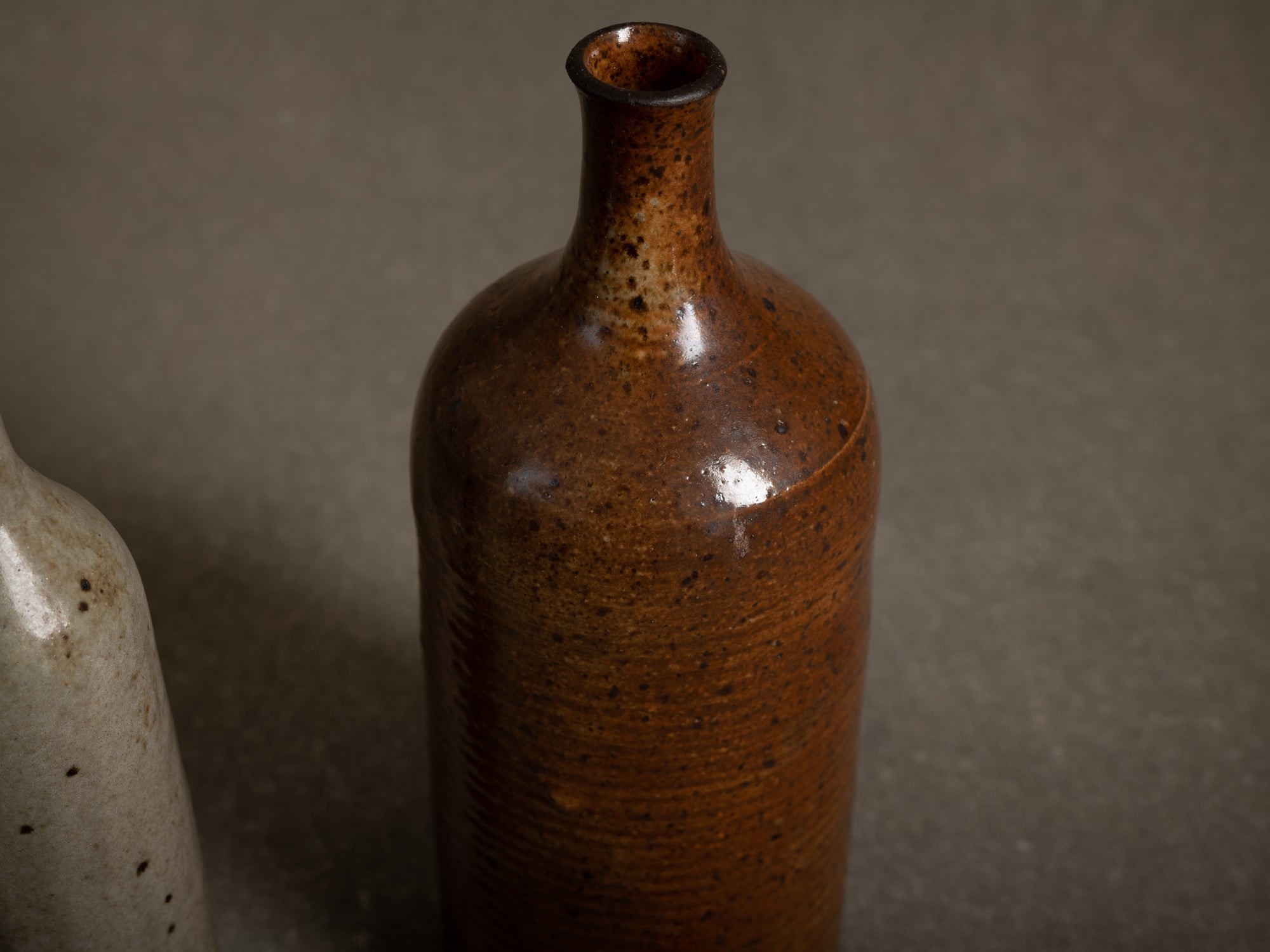 Suite de deux vases en grès pyrité par Jacky Coville, France (vers 1970)..Stoneware vases duet by Jacky Coville, France (circa 1970)