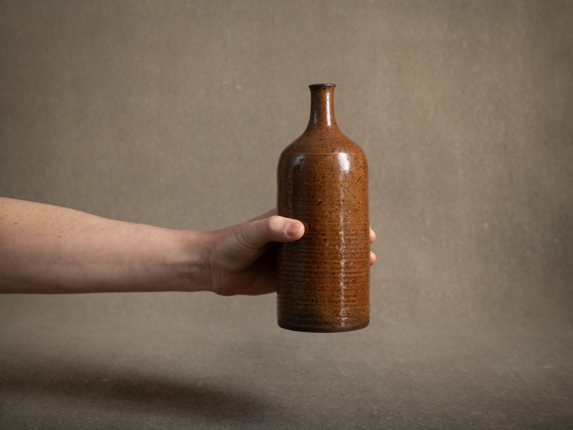 Suite de deux vases en grès pyrité par Jacky Coville, France (vers 1970)..Stoneware vases duet by Jacky Coville, France (circa 1970)