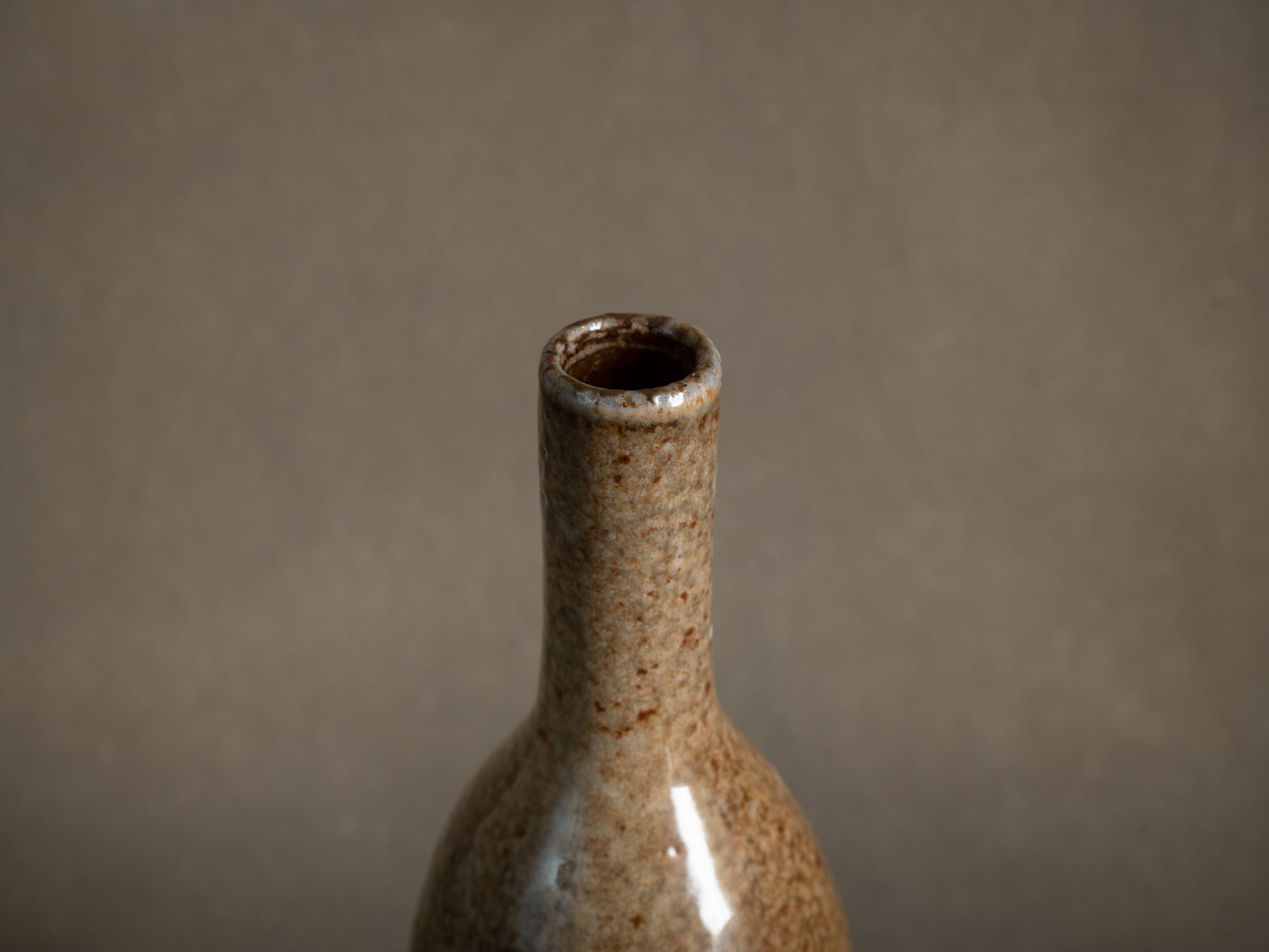 Vase en grès de Richard Dewar, France (vers 1980)..Large stoneware bottle vase by Richard Dewar, France (circa 1980)